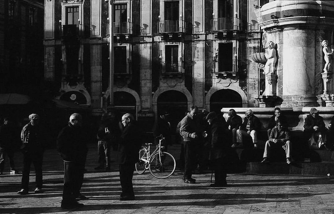 Hard talks in the square. Maybe things, we shouldn’t know about. Outside of the box #9 Images from my archive. #Sicily #Sicilia #Italy #Italia #neorealism #square #people #film #filmisnotdead #fishes #fish #sicilians #photooftheday #antoniosansica #streetphotography #35mm #urban #kodak #myfeatureshoot #italians #kodaktrix400 #bw #blackandwhite #catania