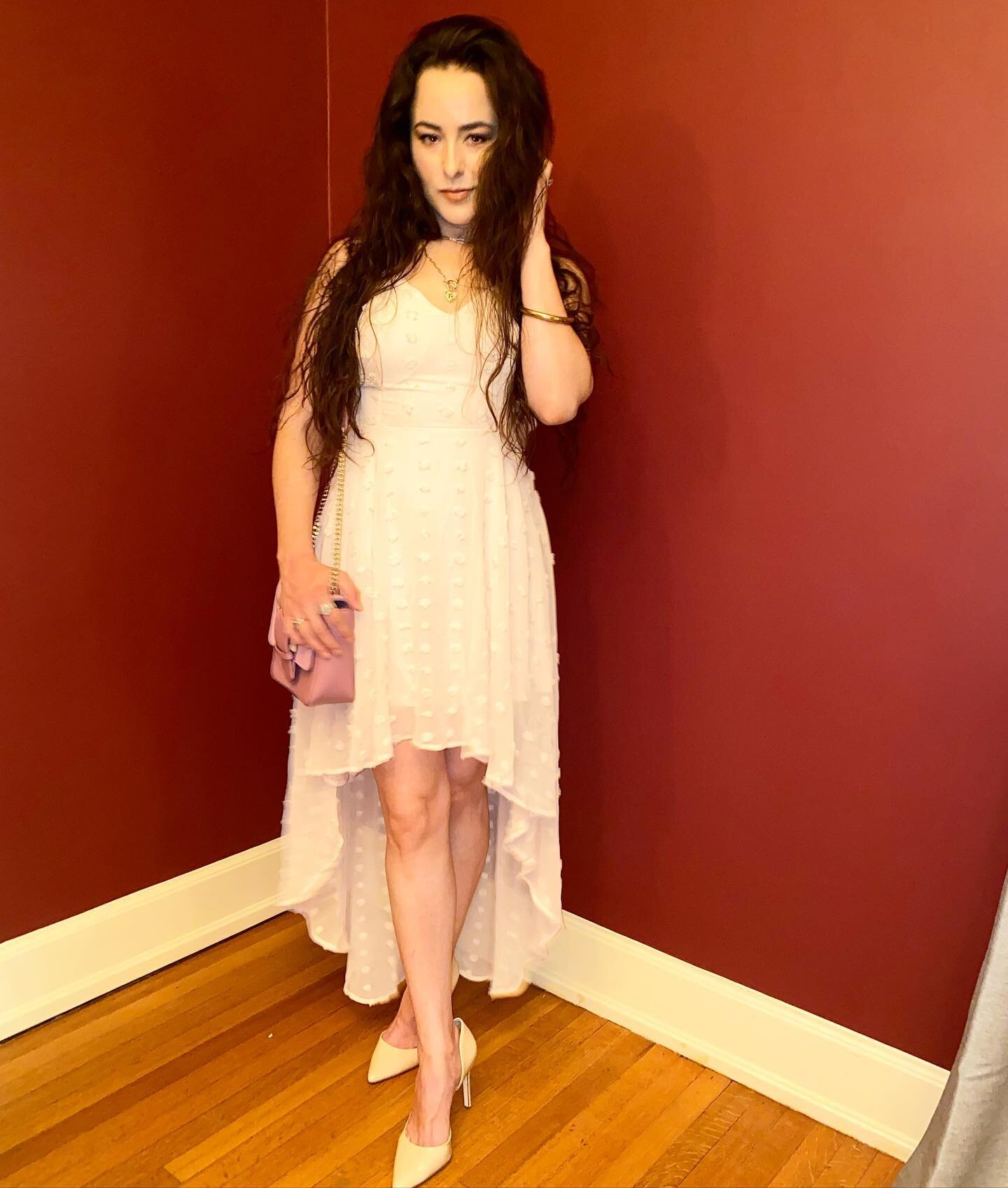 🌹 Life continues to twist and turn like branches of a tree - reaching out in every direction, towards the sun. 
*
I am endlessly grateful for all of the growth that has come in these past few months. Learning to listen deeper than ever before, I can
