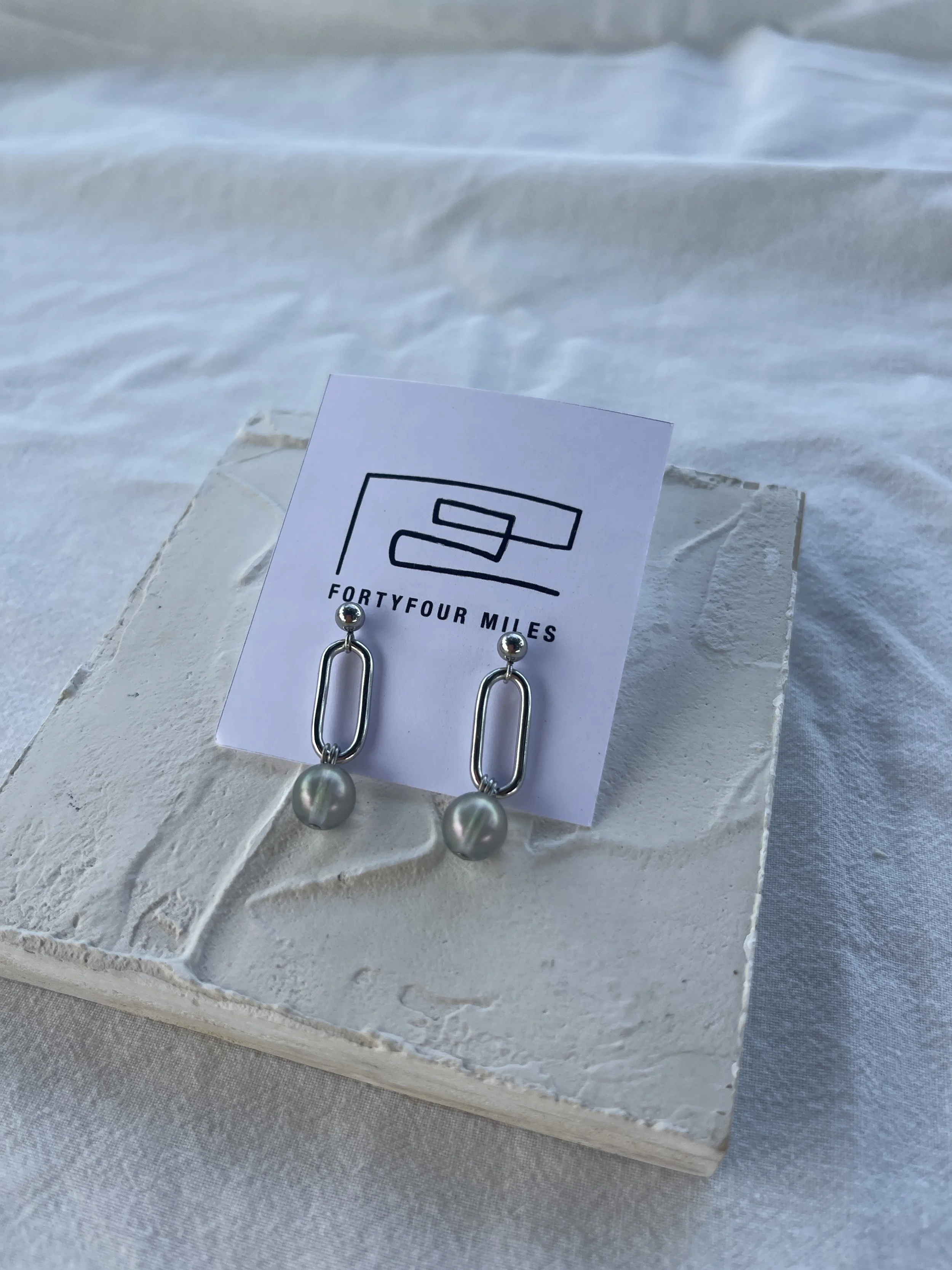 Link drop pearlescent grey bead.JPG