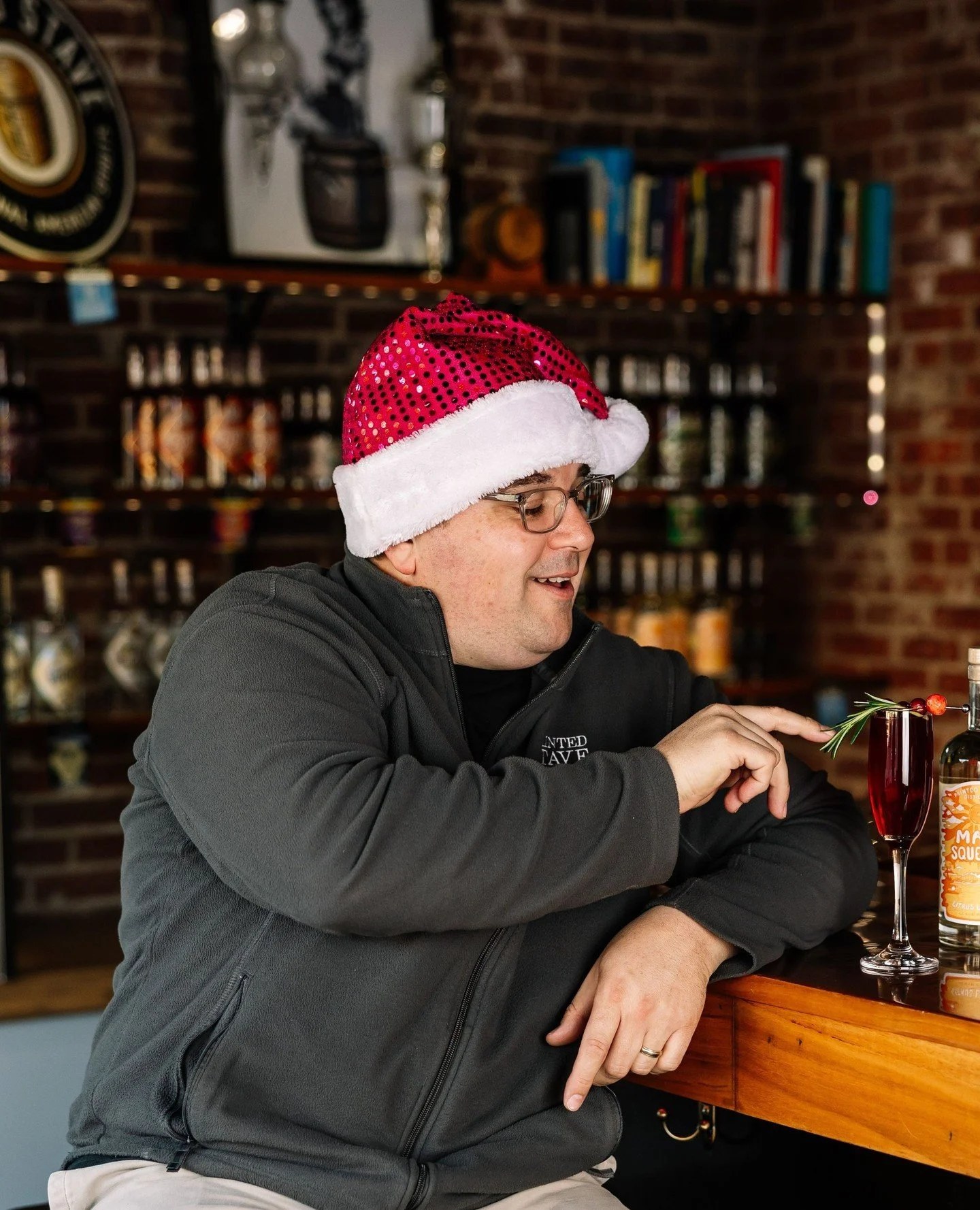 I mean, these just keep getting more and more...specific? Anyway, we've got a Poinsettia cocktail on special this weekend! Painted Stave Vodka, Main Squeeze, cranberry and champagne ✨ This weekend only!