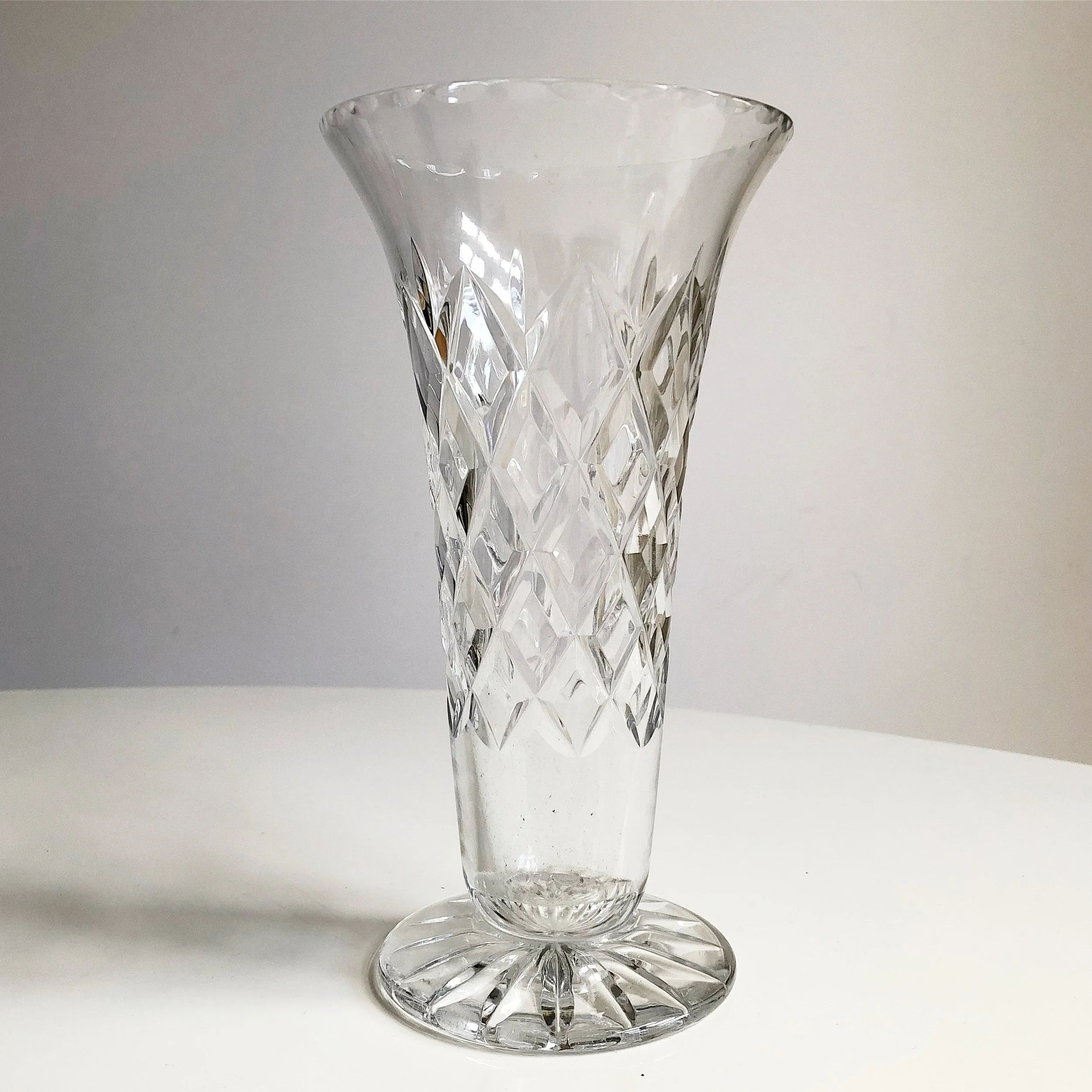 vintage glass vase 20.4.5.JPG