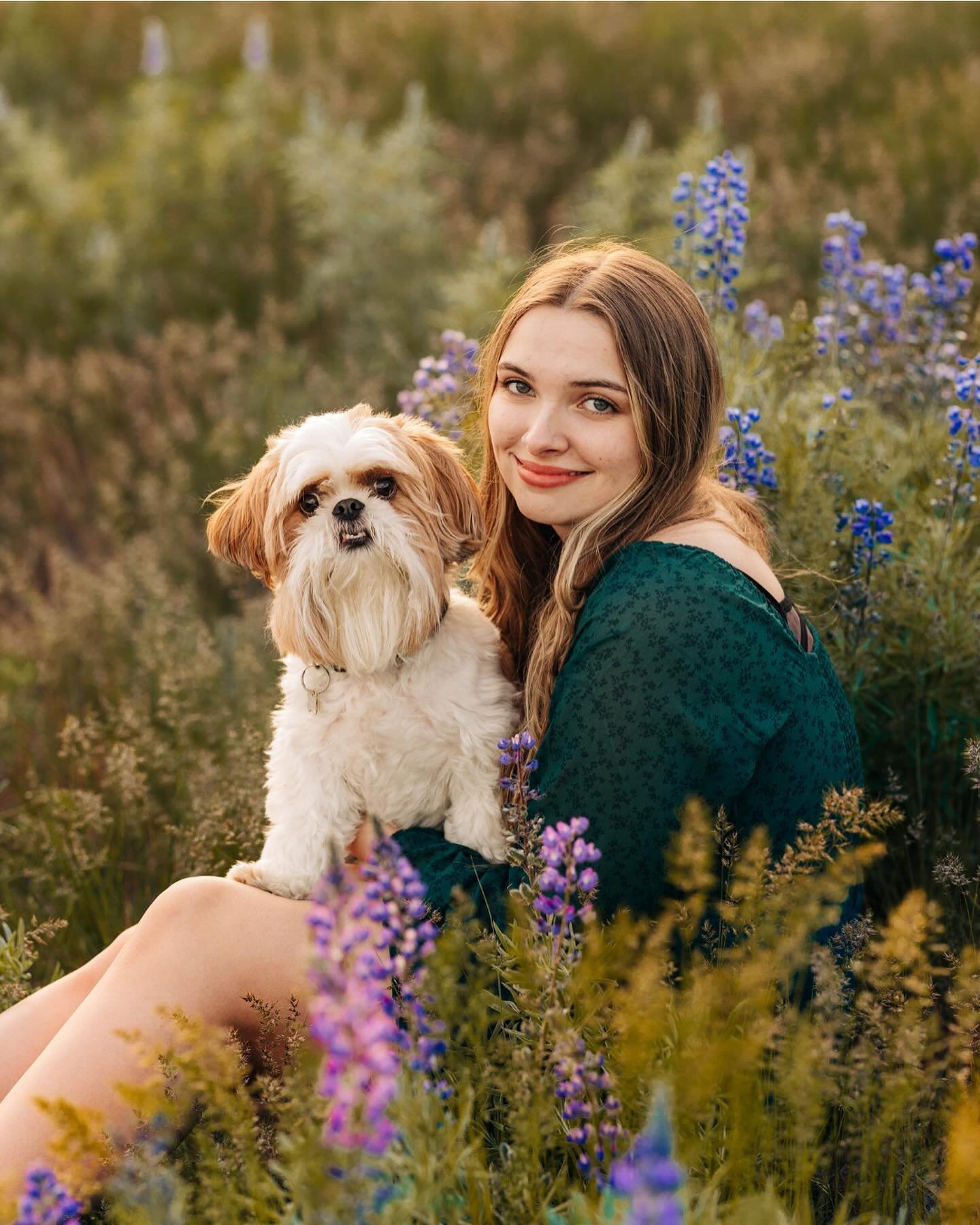 I am dying over these  images of my beautiful niece, Analeese, and her sweet pup Tucker! 

Even better that I got to spend the weekend with her in Chelan and that we took these in our yard ( or wild spaces I guess is a better word 😂)

I love this gi