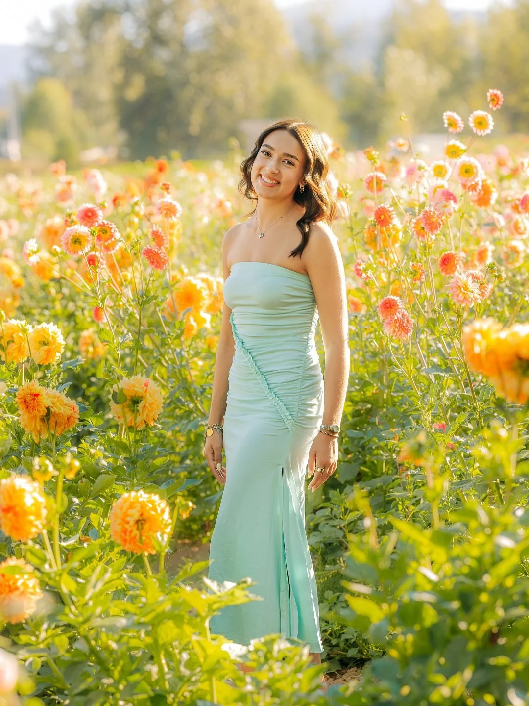 Holding on to dahlia&rsquo;s and summer as long as I can&hellip; how about you? 

WOW what a beautiful September we are having and GOOD NEWS- there are still some beautiful flowers blooming for sessions🌼

Sharing Ellie&rsquo;s first look with this g