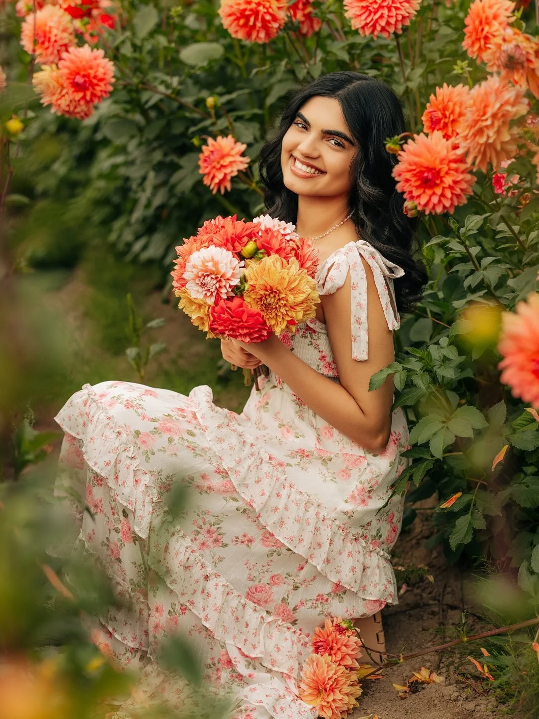 Sorry not sorry for a few more dahlia images- 

Showing Anagha&rsquo;s  first look in the flower fields. 
I have way to many faves to post her second  look at the river just yet- 

- but it&rsquo;s definitely happening🙂
 🙂
.
.
.
.
#erinkelliseniors