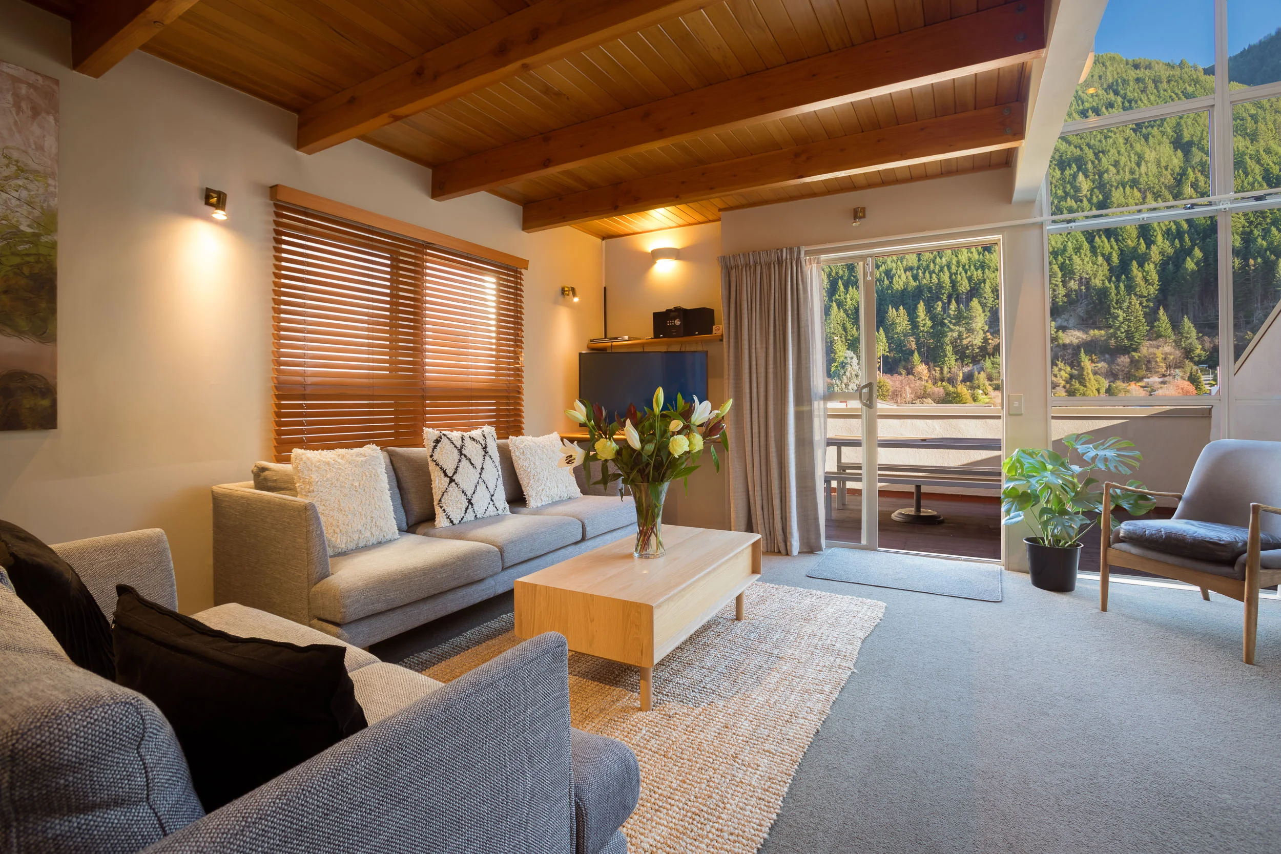 Apartment 13 Lounge