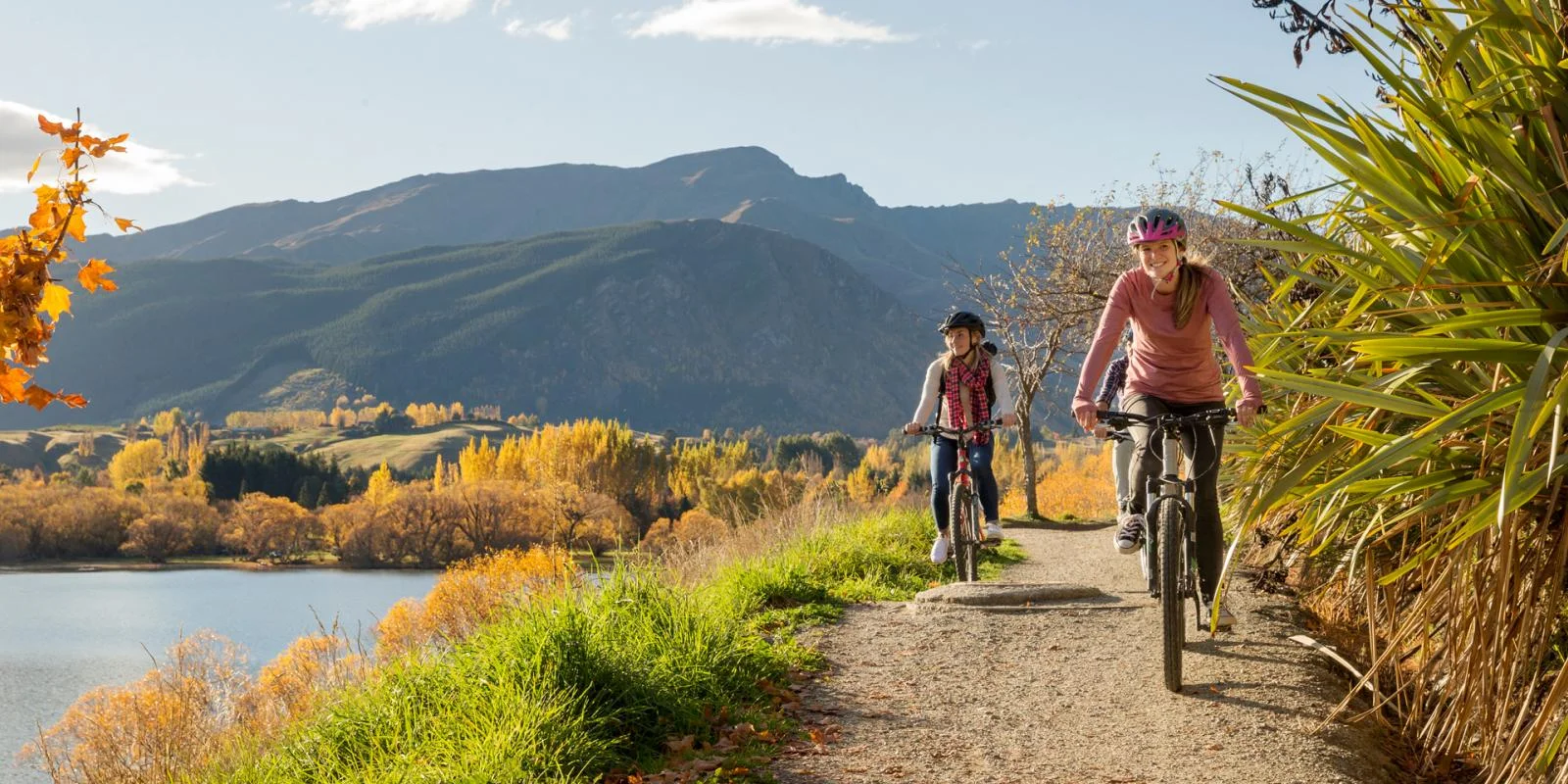 Autumn-biking-around-Lake-Hayes-Queenstown.jpg