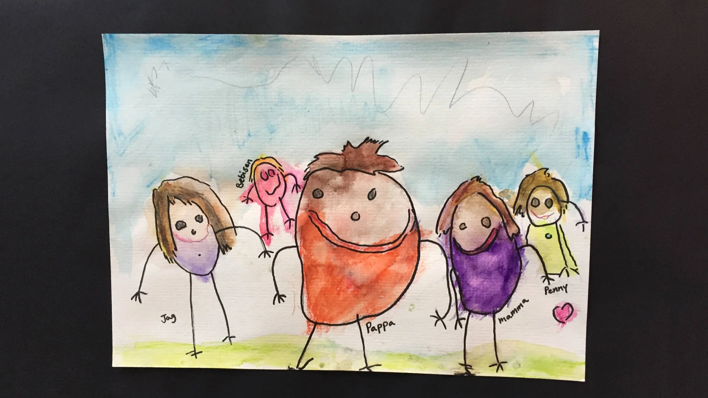 Juni, 5år ritar hur familjen kommer att se ut när bäbisen har kommit. :)