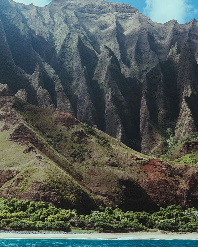 Cliffs so big that they don't fit the screen 😮⁠
@vinnywindhorn⁠
.⁠
.⁠
.⁠
.⁠
. ⁠
.⁠
.⁠
.⁠
. #goblueadventures #moodygrams #instagood #earthfocus #visualsofearth #visualsoflife #beautifuldestinations @beautifuldestinations @hawaiianairlines #hawaiiana