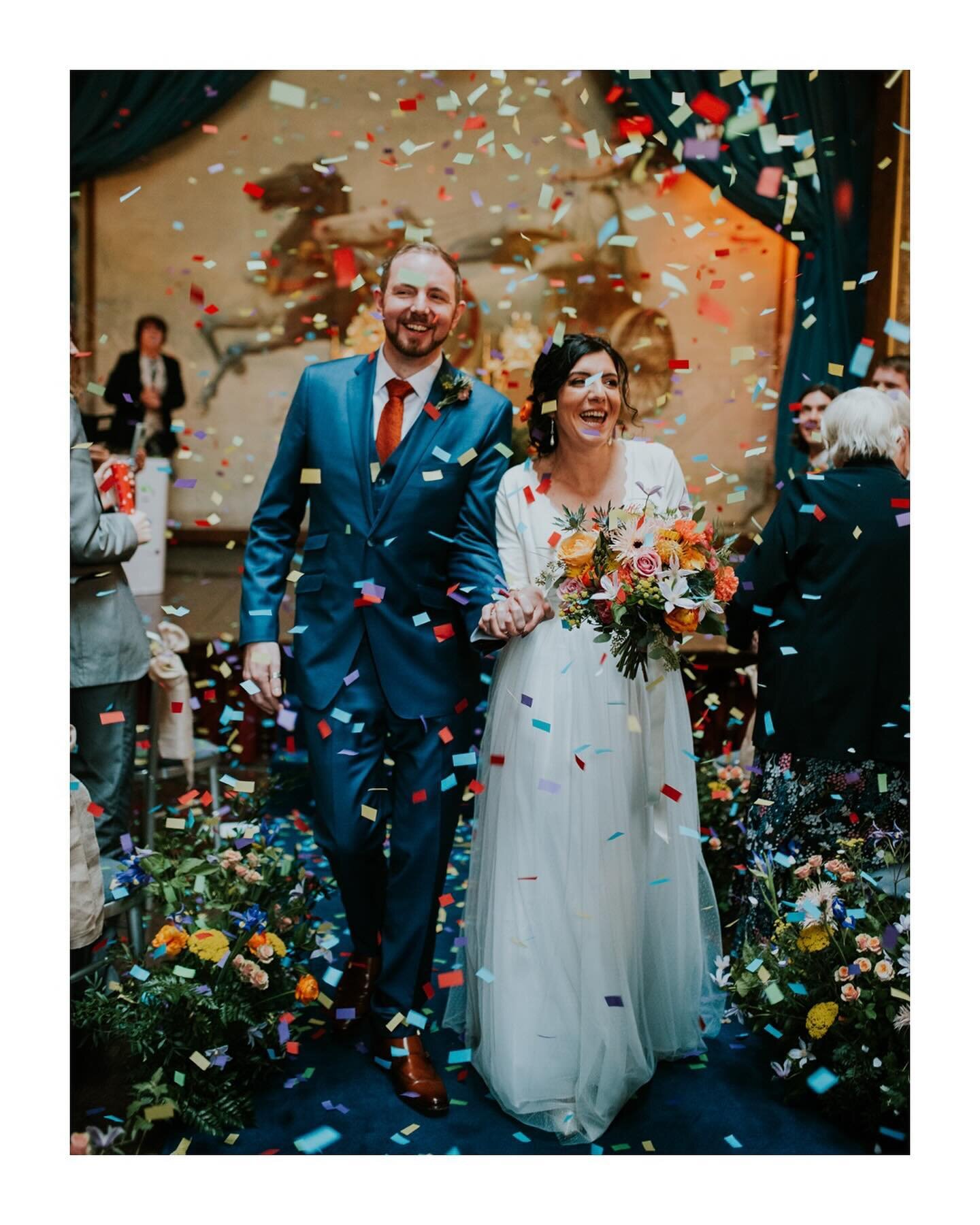 Just a dedication to confetti on this rainy day ☔️ 

It took me way too long to choose a song for this post but here we are .. 🎉🙌🍾👏

Many reasons why confetti are some of favourite shots on a wedding day. Oh and a cheeky smoke bomb moment because