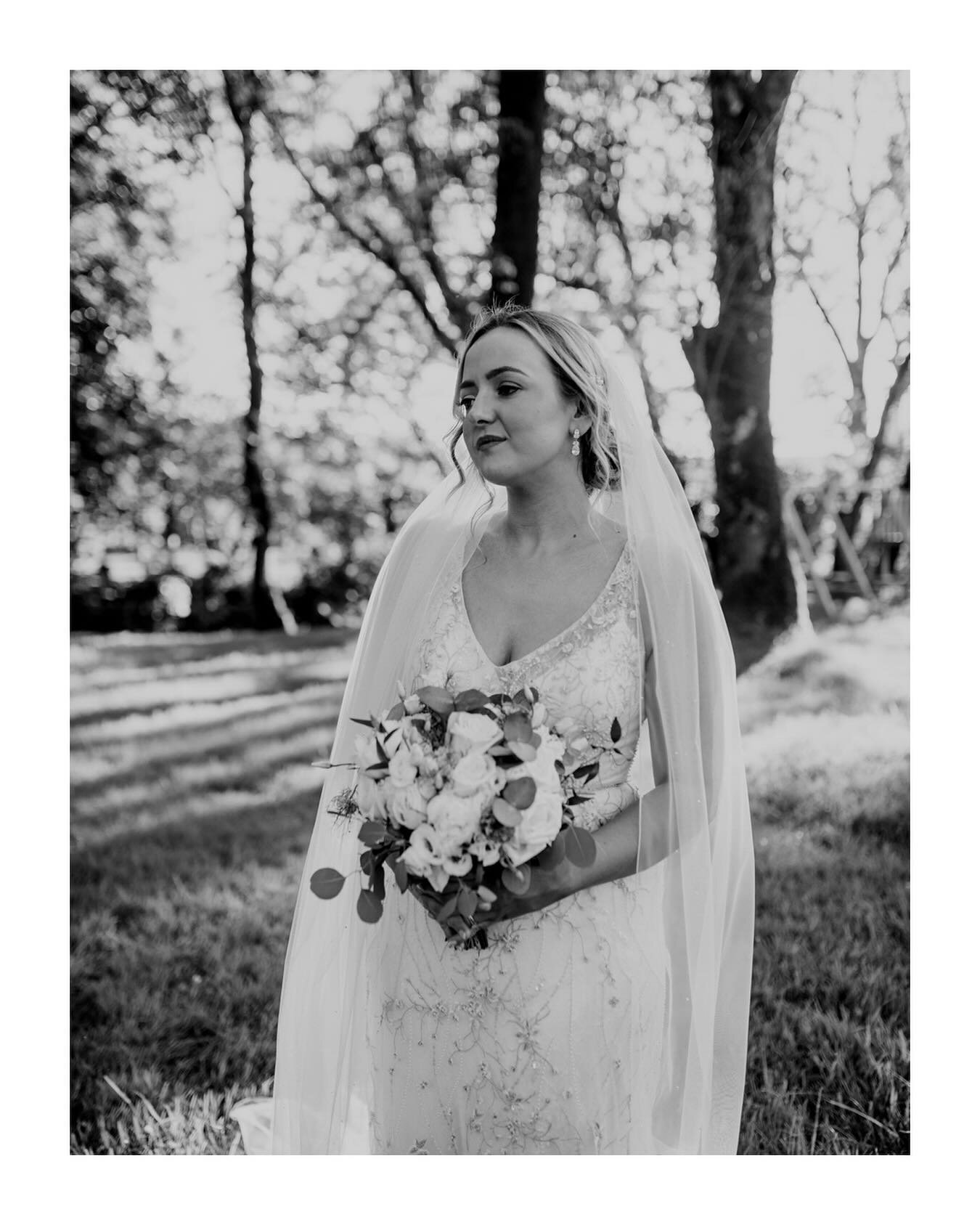 Just a moment for this photo of Carys ✨

MUA: @bymeganlangford 
Hair: @hair_by_katie_marie_ 
Flower arch: @evefrancescadesigns 
Videographers: @everlongfilms / @vision.avenue 
Venue: @discovergellifawr 

#rockmywedding @rockmywedding #welshwedding #j