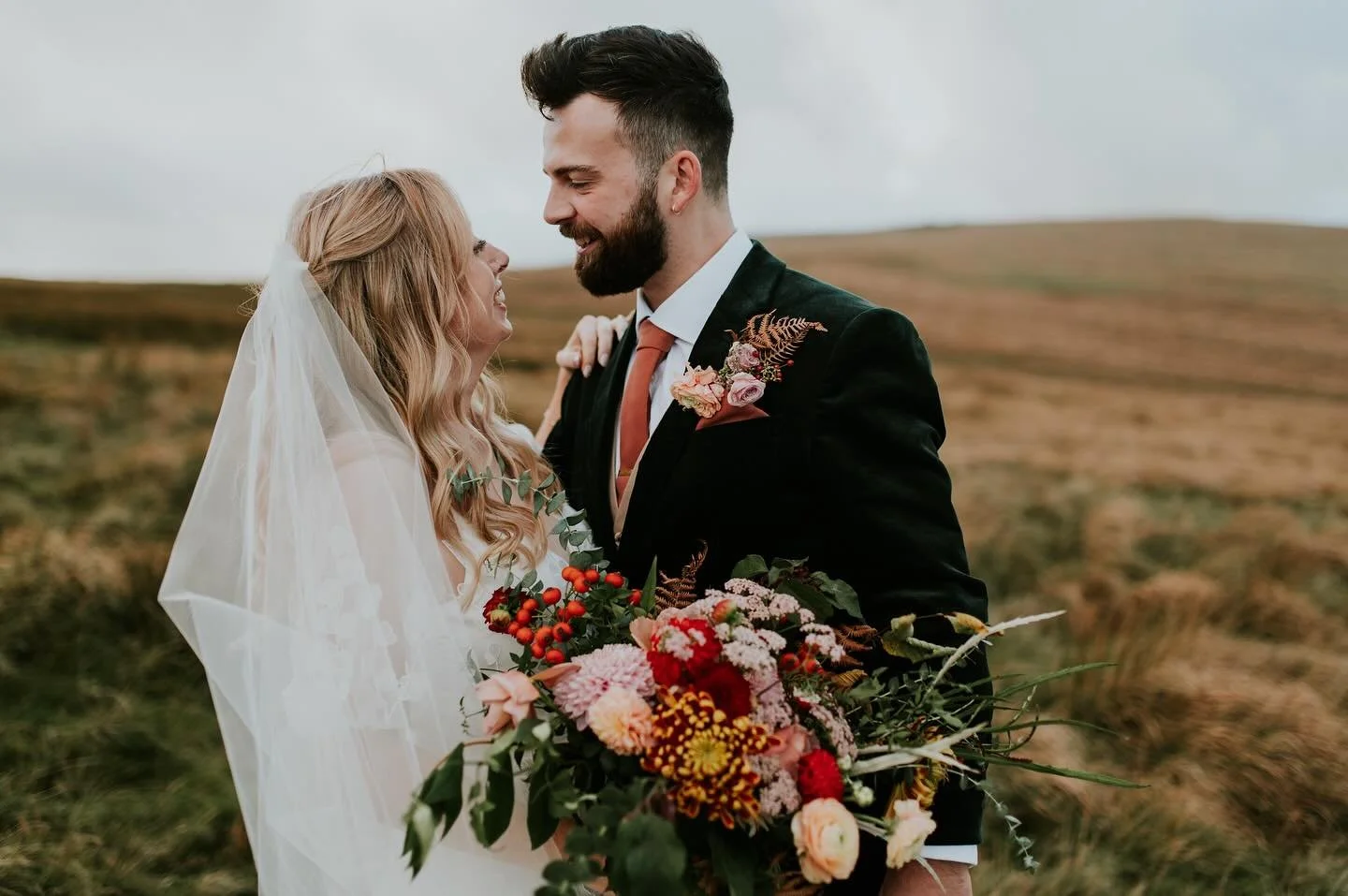 Just because it&rsquo;s a rainy evening and I&rsquo;m loving this wedding day full of all the autumn colours ✨

I&rsquo;ve officially only two more weddings this year and what a beauty of a year it&rsquo;s been. 

I absolutely LOVE seeing the creativ