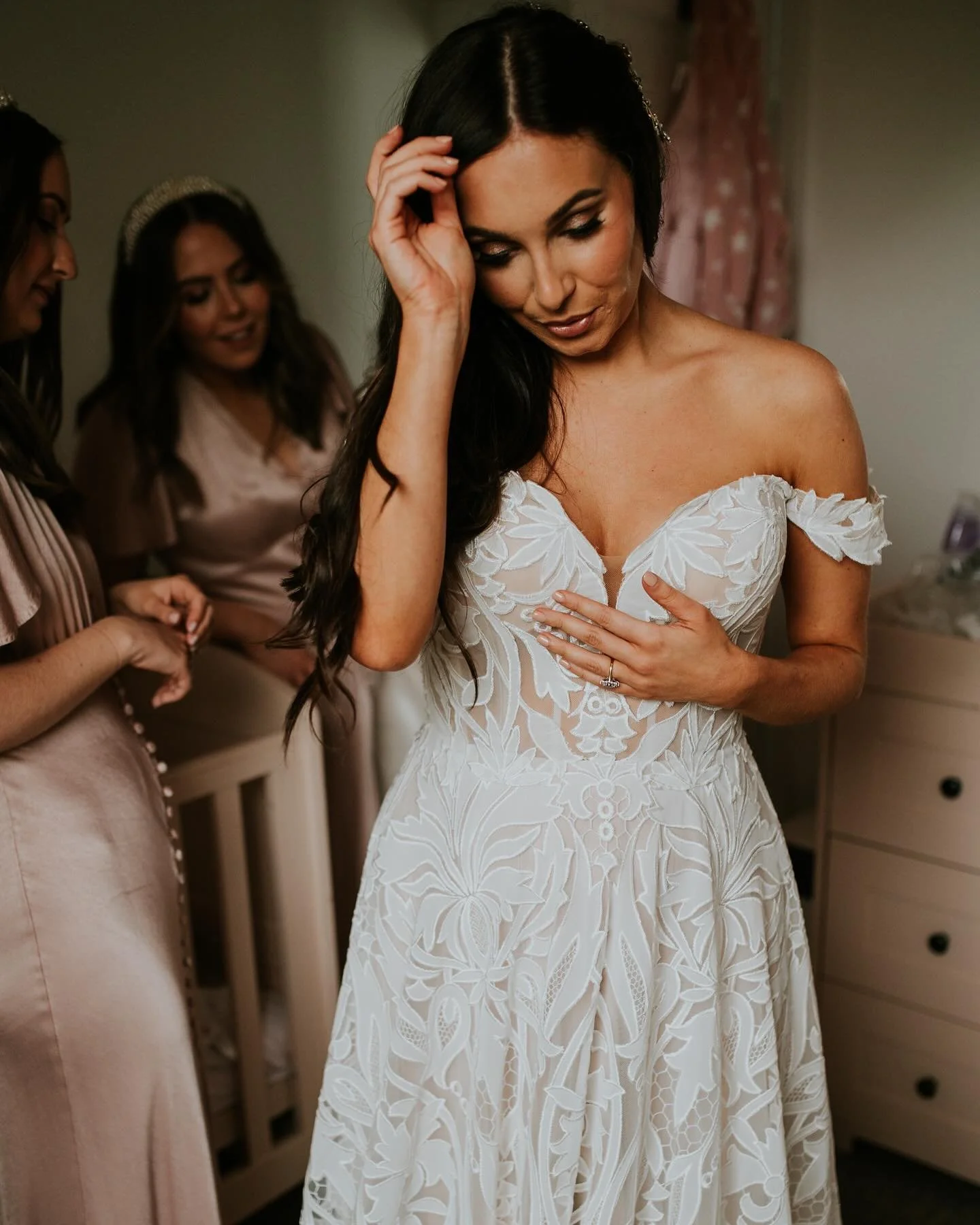 Little throwback to this beauty of a wedding day - never forget this absolute gem 🫶

MUA: @jodiesheehanmua + @madisonreinhardtmua 
Venue: @ginandjuice_official
Entertainment: @nathanlaunchburyjones 
Styling: @millandco_events 
Bridesmaid dresses: @g