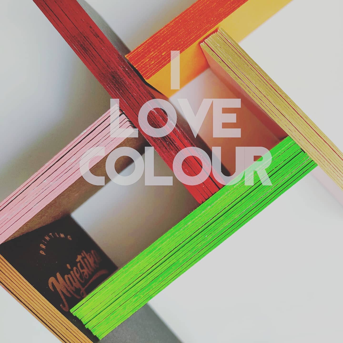 Nos encanta pintar los bordes de colores en l'as tarjetas.  Un producto diferencial. 

#flaixofsetimprenta #flaixofset #imprentaflaixofset #imprenta #printshop #iloveprintmaking #iloveprint