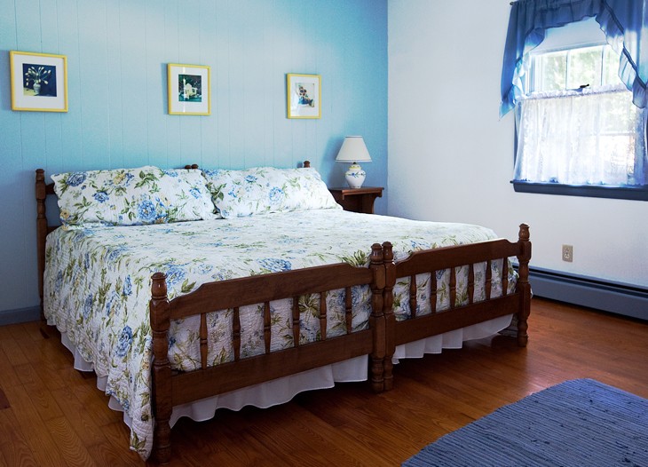 Bedroom with Kingsize Bed at Alamoosook Lakeside Inn