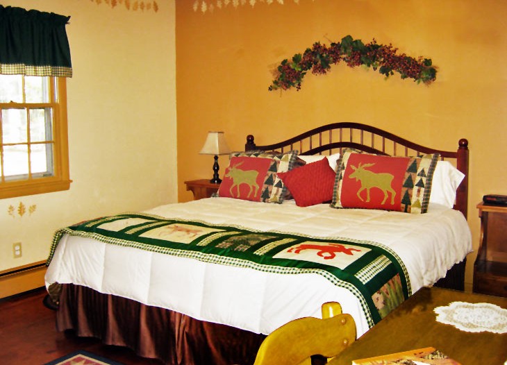 Bedroom with King Size Bed at Alamoosook Lakeside Inn