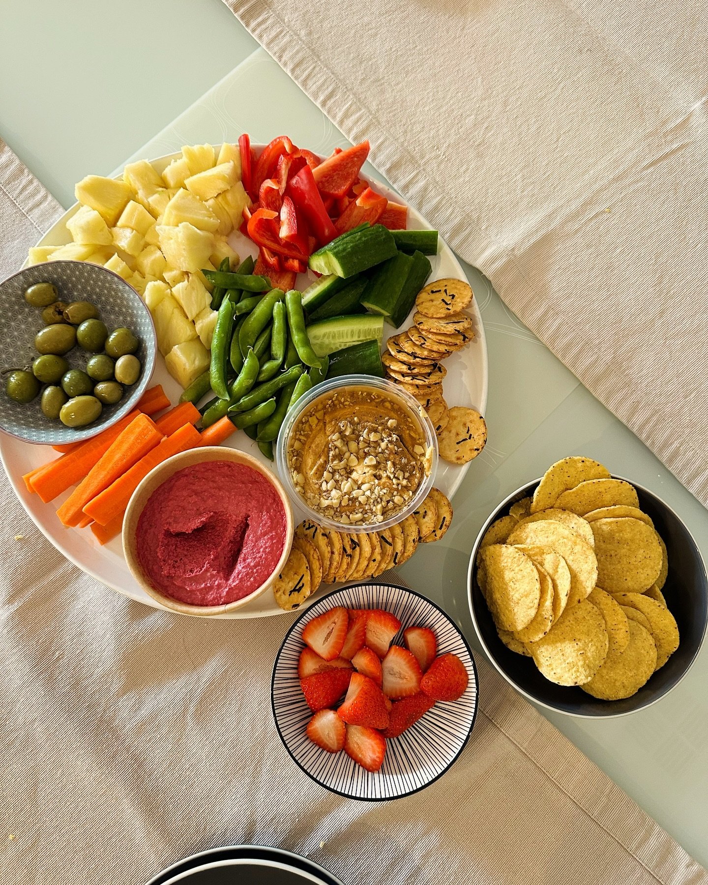 🍓 Platter time!! This was lunch today and I must say the platter was demolished!! 

🥒 This is a great fun way to expose kids to new foods whilst still giving them their loved familiar foods.

🫛 The pea pods in the middle were a hit- kids had fun p