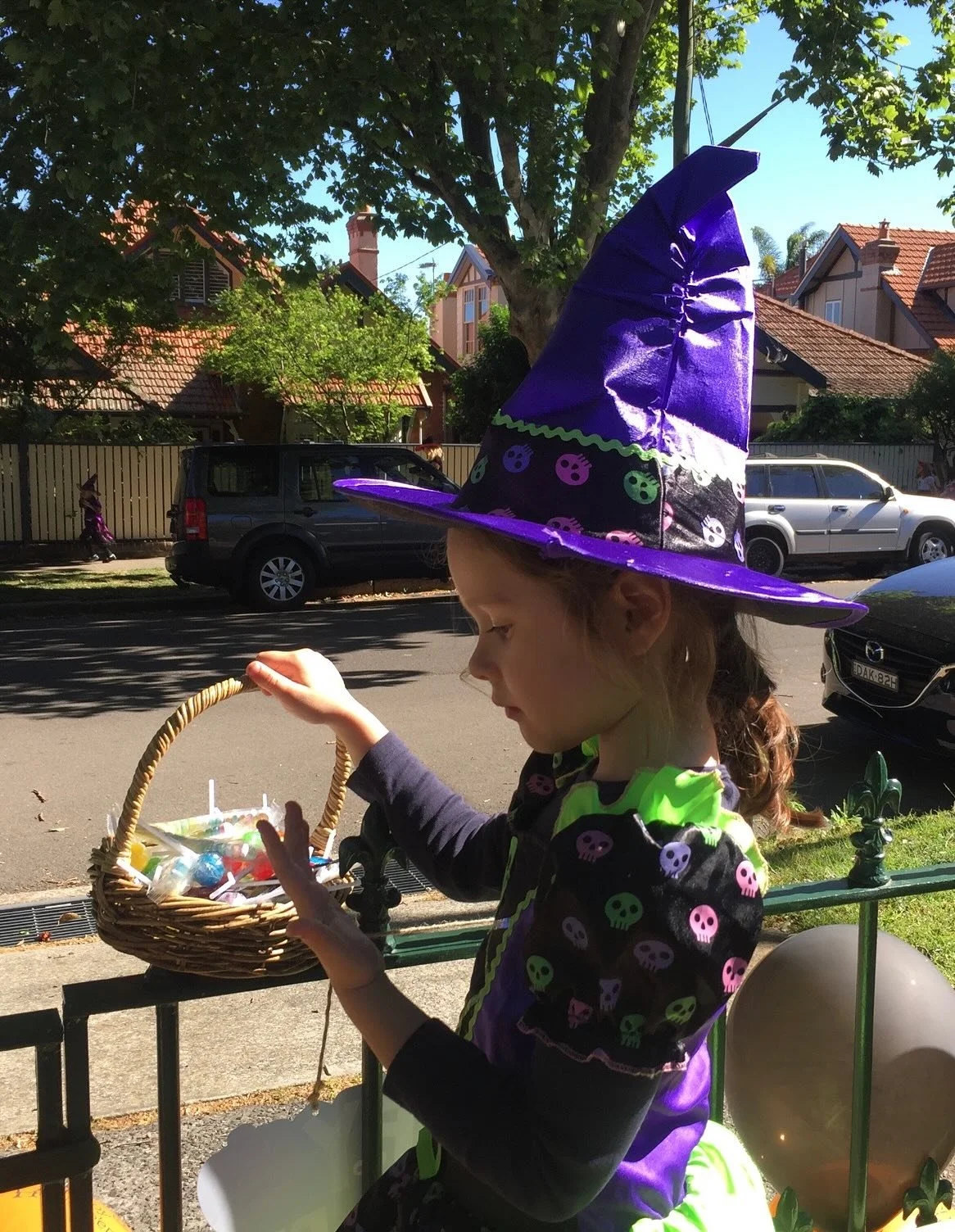 If your kids are trick or treating, please just don&rsquo;t stress about sugar today.
It&rsquo;s one day out of 365. 

You can get back to healthier eating tomorrow. 👊

🎃 Happy Halloween! 👻🍫 Have Fun!! 

Yours in Healthy Families,
Karina 💚

#Hea