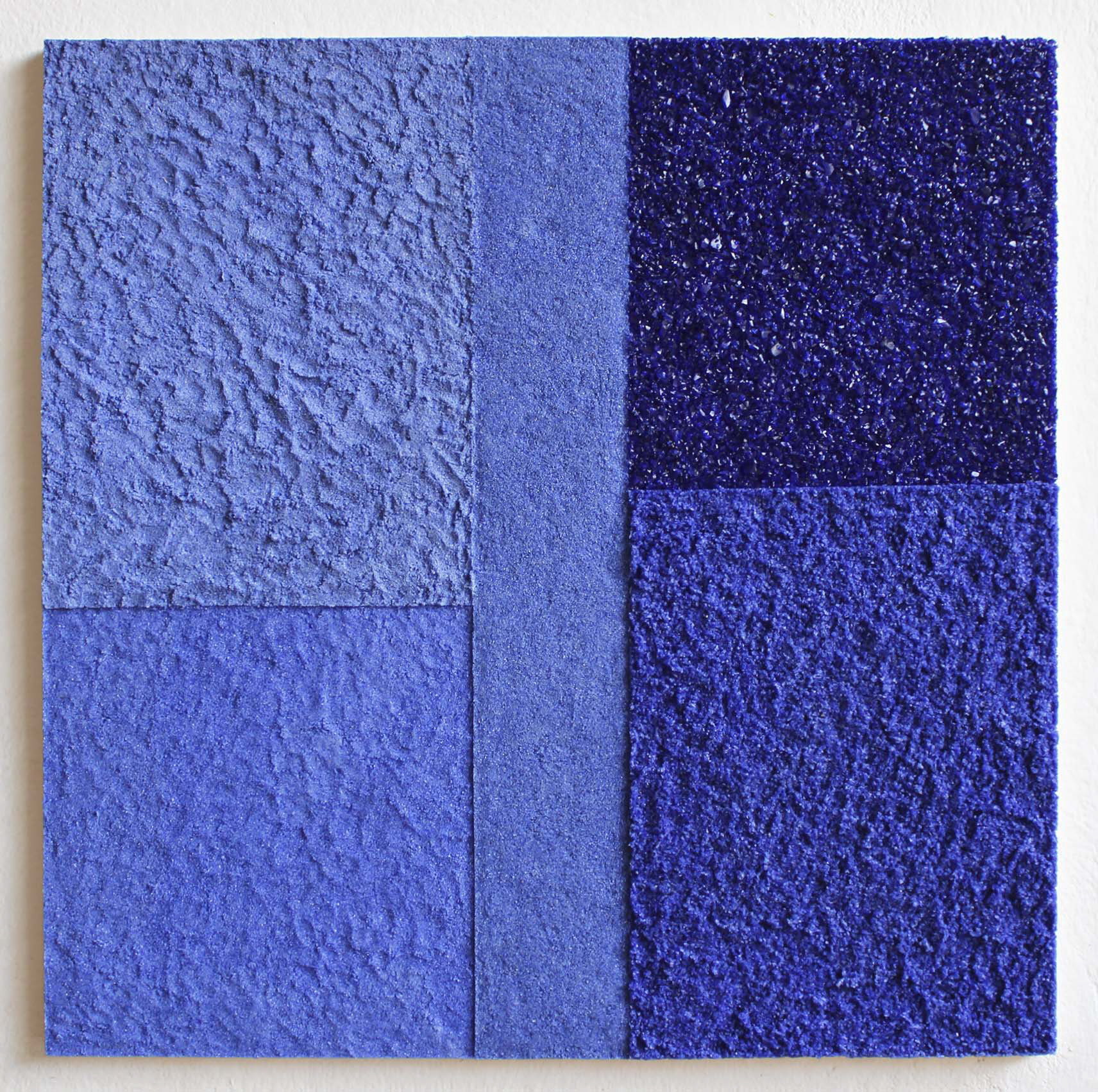 Edgar Racy | Sem Titulo, 1.19 azul | 2018 | Garrafa de vidro moídos e aglutinante sobre linho | 90x90cm