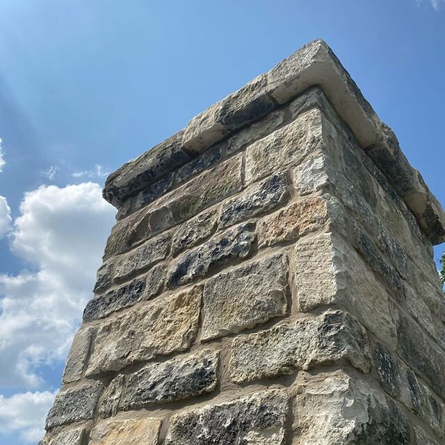 I&rsquo;m so happy with the way this old world chimney came out.  Chimney swifts were flying in before we finished the top!
#earlytexasarchitecture #hillcountryhomes #rosedalehomes #austinhomebuilder