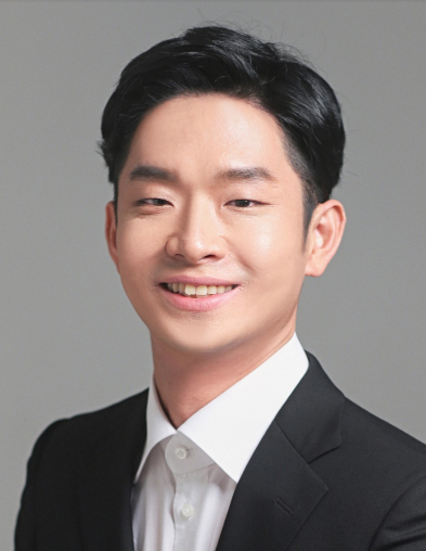 DAEWON SEO, Baritone (Falke cover) Baritone Daewon Seo is Native of South Korea. He has performed many roles throughout his career including Harlekin in Ariadne auf Naxos by Strauss with Miami Music Festival, Il conte in Le Nozze di Figaro with Oberlin Opera Theater and Figaro in Mozart’s Le Nozze di Figaro, Vater in Humperdinck’s Hansel and Gretel with the Butler Opera Center, and the title role in Don Giovanni with the Seoul National University Opera Theater. An experienced concert artist, he has been a featured soloist in performances of Orff’s Carmina Burana, Handel’s Messiah and Mendelssohn’s Elijah. He won the S.Livingston Mather Competition, The Lois Alba Aria Competition and William C. Byrd Young Artist Competition and earned first prize at the Korean Art Song Competition, and Third prize at the Ewha-Kyunghyang Competition, also in Korea. He earned his bachelor’s degree from Seoul National University, a master’s degree from the University of Texas at Austin and Artistic diploma from Oberlin Conservatory.
