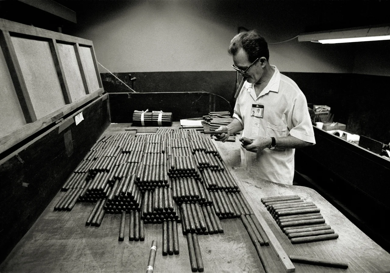 Real Fabrica de Tabacos Partagás, Le Habana, Cuba 1999.