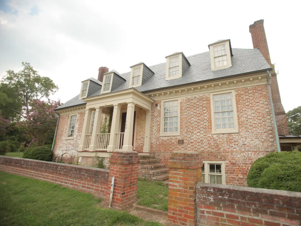 A more muted “dirty” brick that works well with a cream trim. I would have chosen a cream with a little more grey so it would not be so yellow. Photo Source
