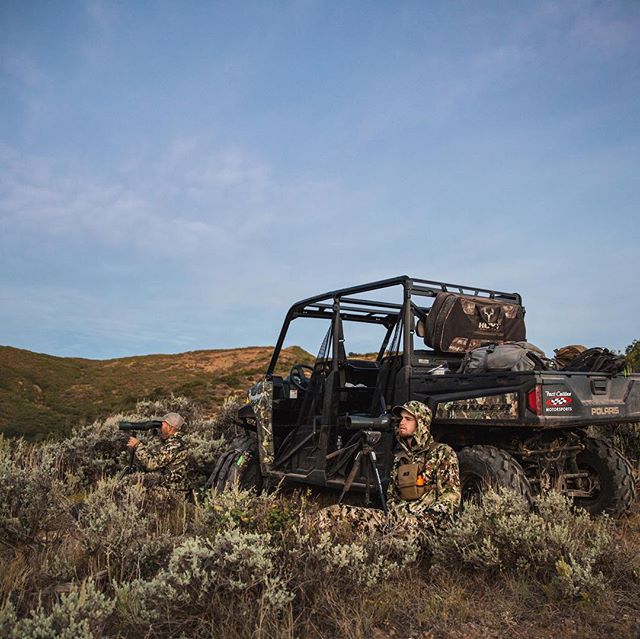 Always looking for ways to get comfortable while glassing.  That gets a little tricky in a rock field however. 📸: @clearforkcollective 
#inspiredwild #jointheadventure 
@polarisadventures @hoytbowhunting @marsupialgear