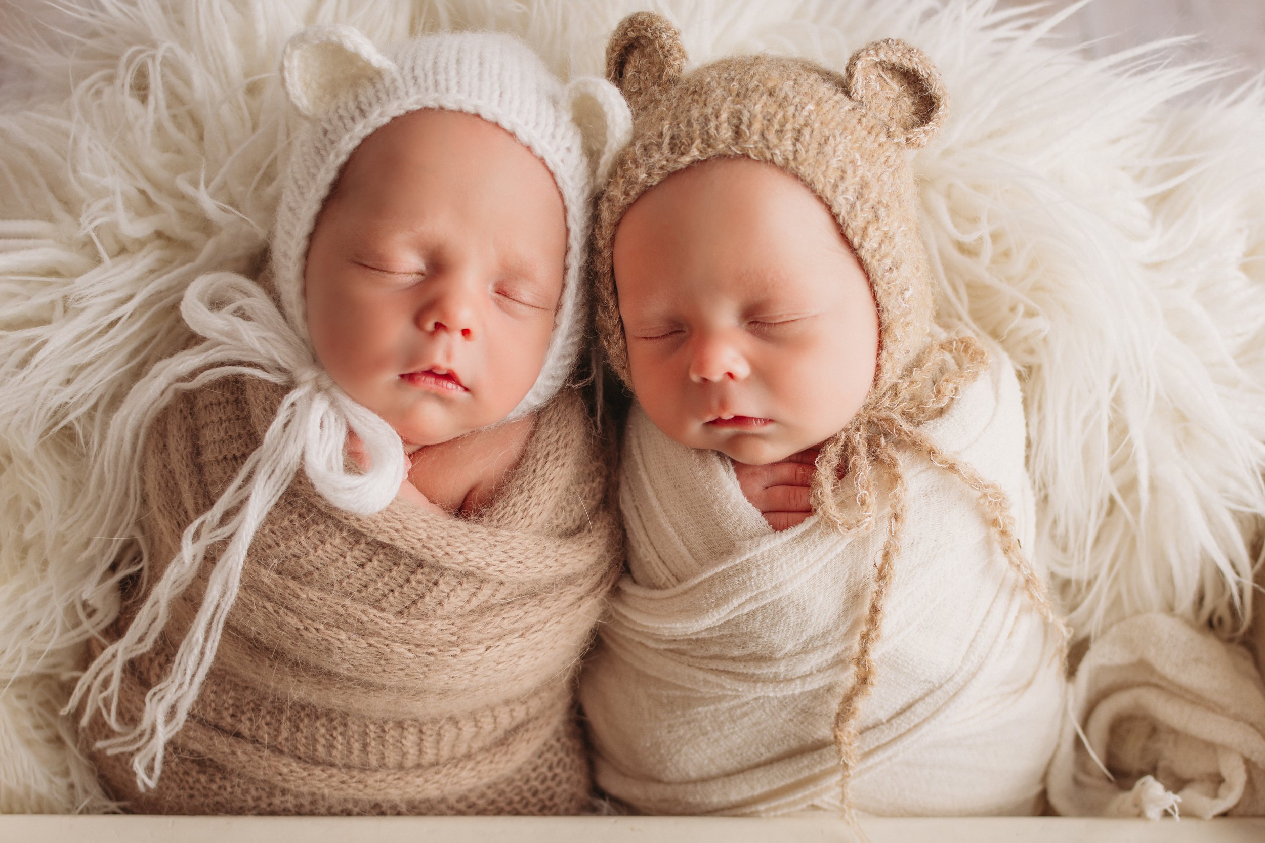 Newborn photo baby boy twins in bear bonnets