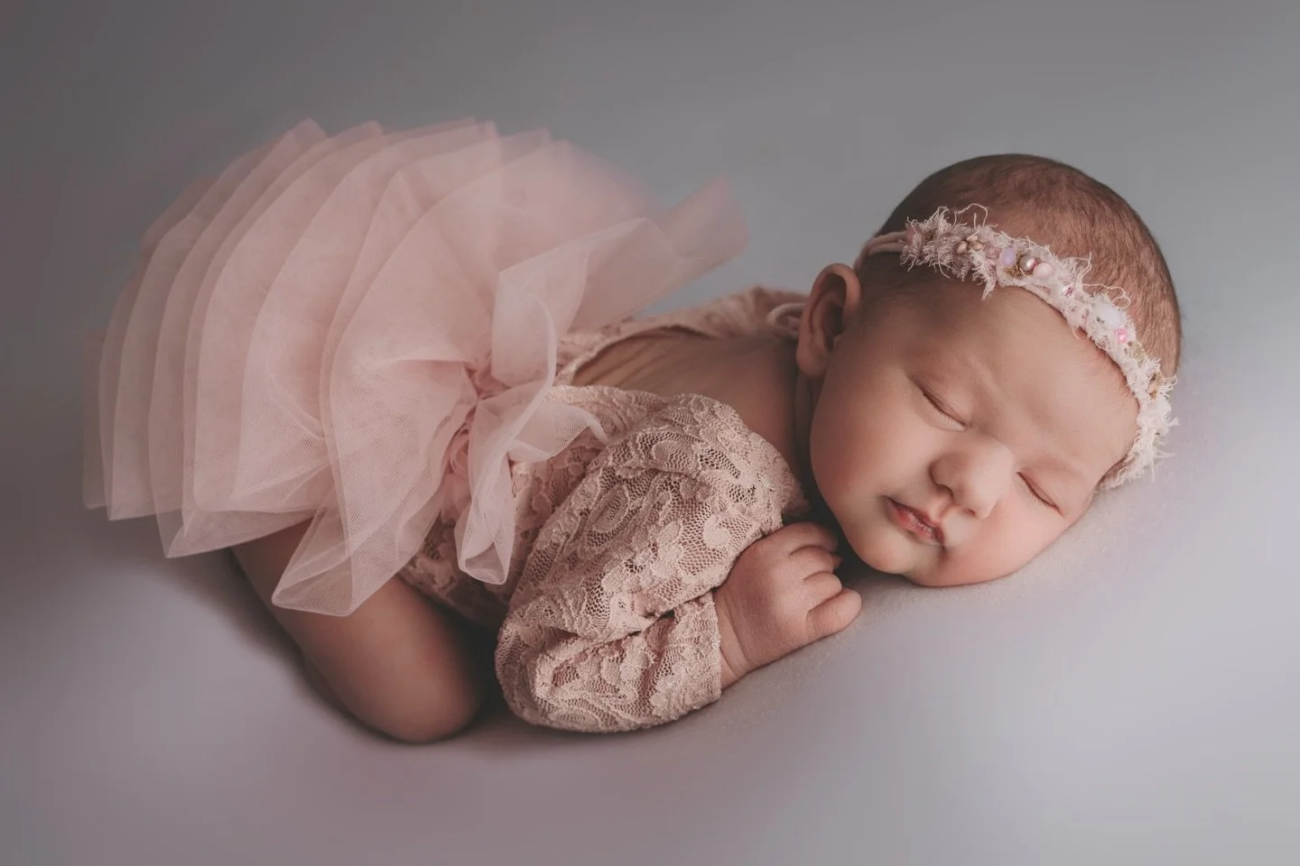 Pretty in pink 🌸🎀🩷 #highpointnewbornphotographer #ncnewbornstudio #triadnewbornphotography #ncbabyphotographer #NCnewborns