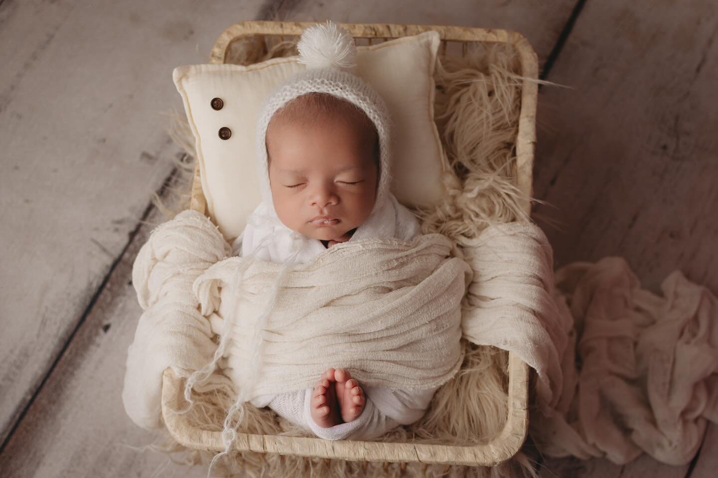 I&rsquo;ve been horrible at posting.. and can&rsquo;t believe I forgot to share this precious little peanut&rsquo;s session! ❄️ 
.
.
.
#ncnewbornphotographer #highpointnewborns #posednewbornsession #babyfirstphotoshoot #highpointnewborns