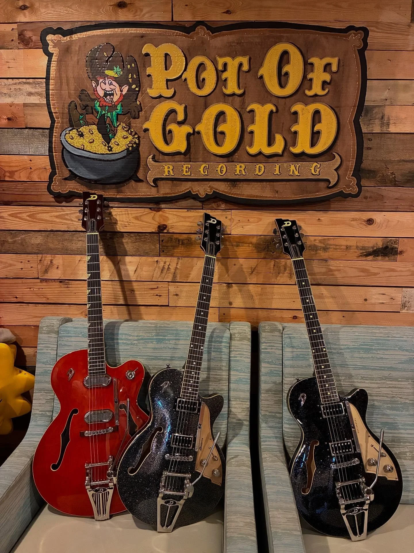 Huge thanks to Dave Irish and Pot of Gold Recording for hosting Guitar Remedy for a week of guitar care.
Dave is a truly talented human, mixing FOH for Social Distortion and The Interrupters. Loved the punchy tones and creative energy in his space.

