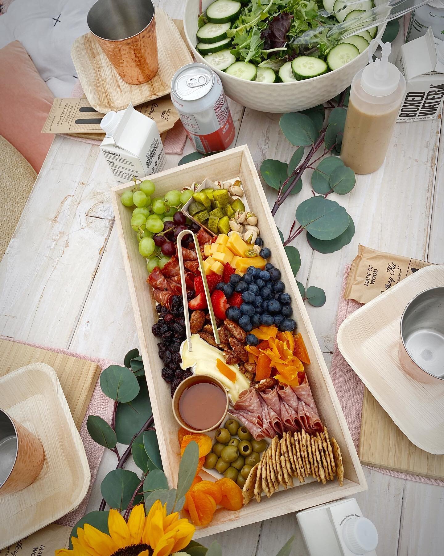 A little bit of everything on this #grazingboard 😋🍓🍯 

#picnicfood #grazingbox #summersalad #snackideas #charcuteriebox #beachfood #popuppicnic #popuppicnicco