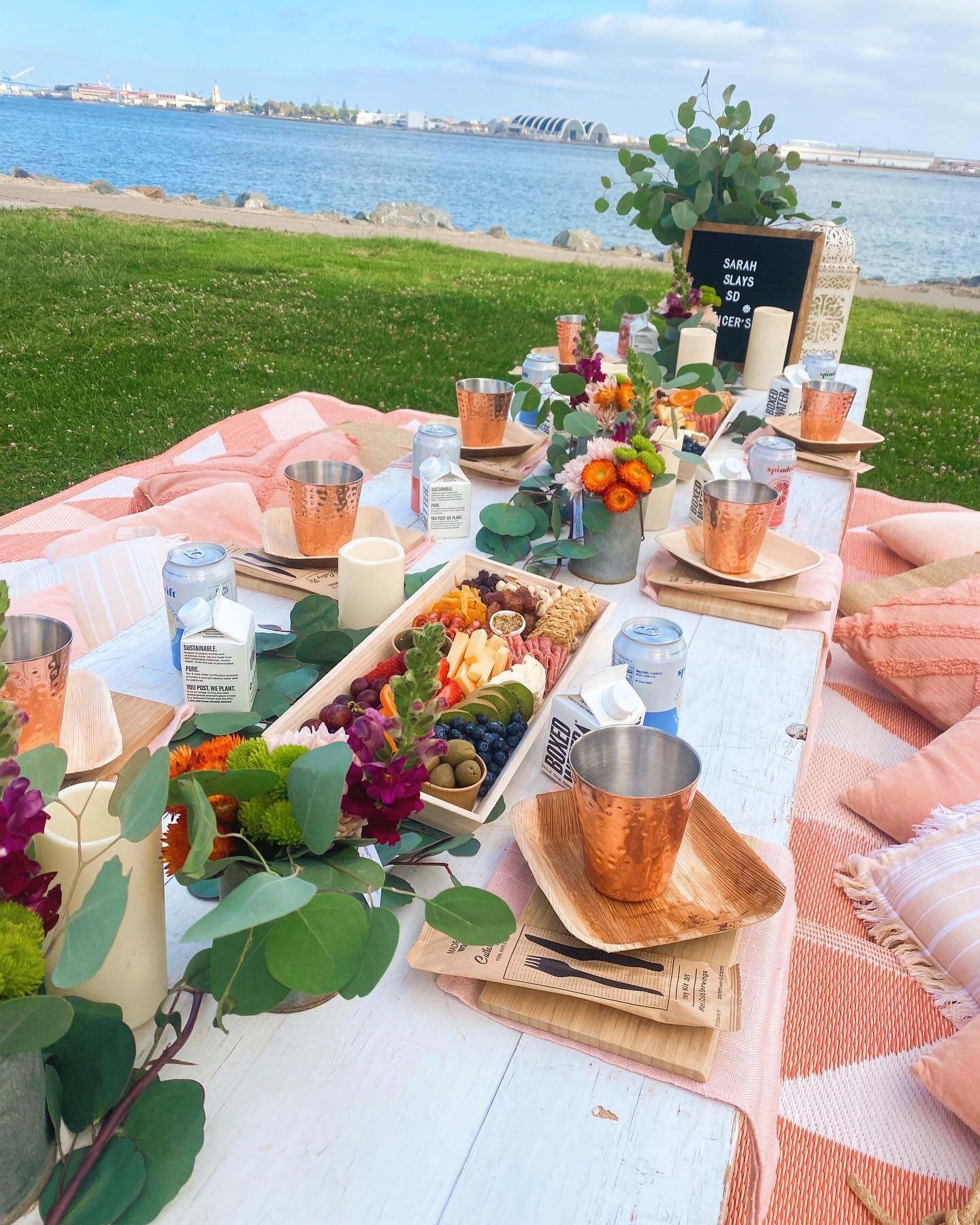 Happy Friday!!! What&rsquo;s your favorite summer weekend activity?? ☀️💕🌊 If we had to choose.. definitely a #popuppicnic 😜 

#popuppicnicco #parkpicnic #bachelorettepicnic #summeractivity #thingstodoinsandiego #engagementparty #grazingboard #flow