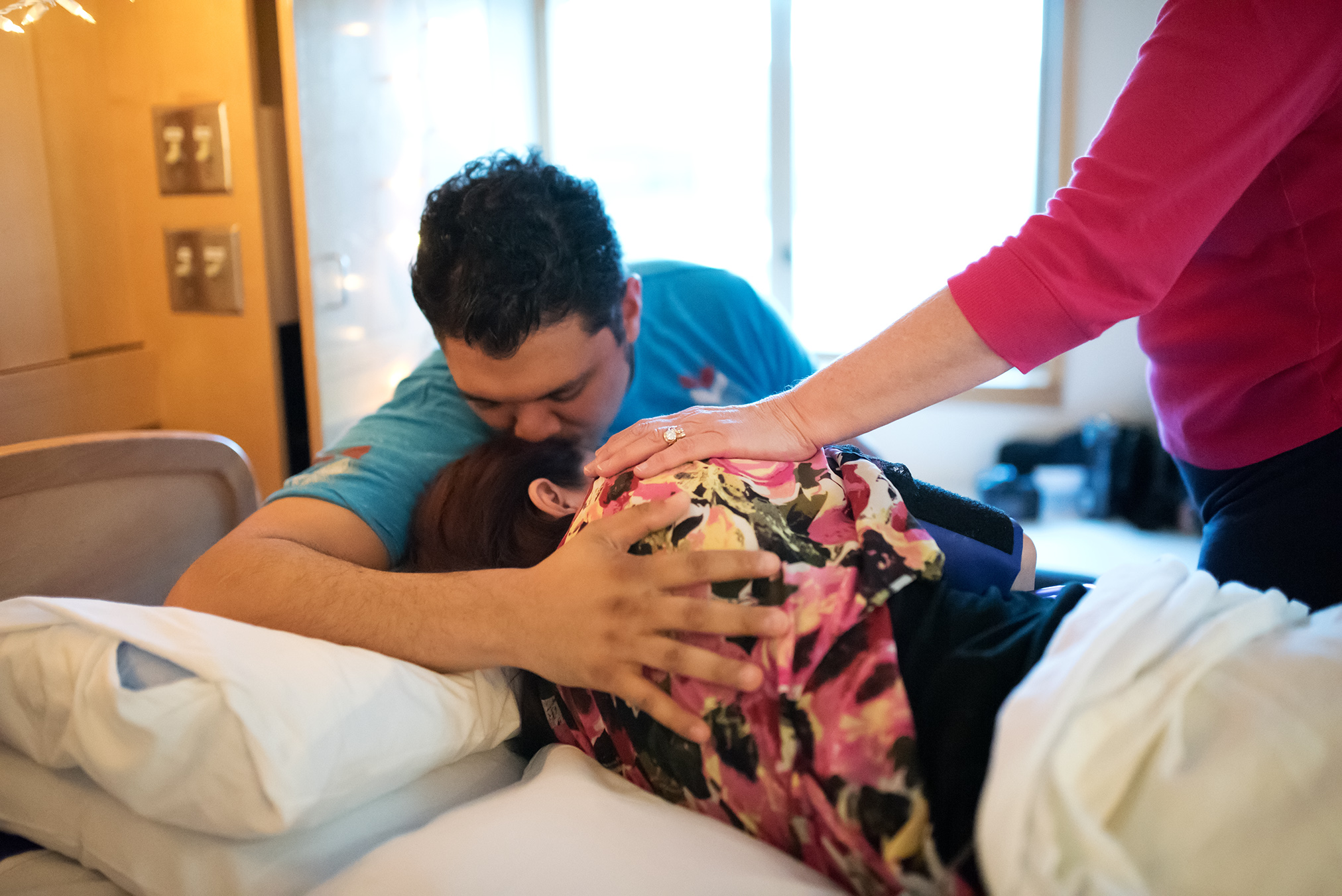 Dad-supporting-mom-in labor