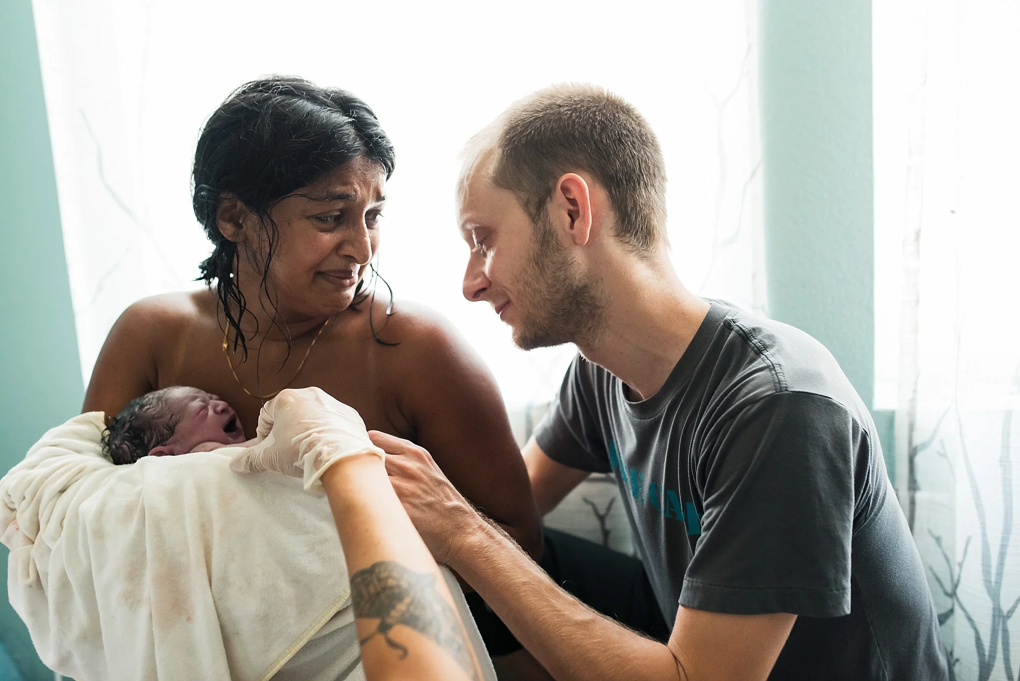 mom-and-dad-with-newborn