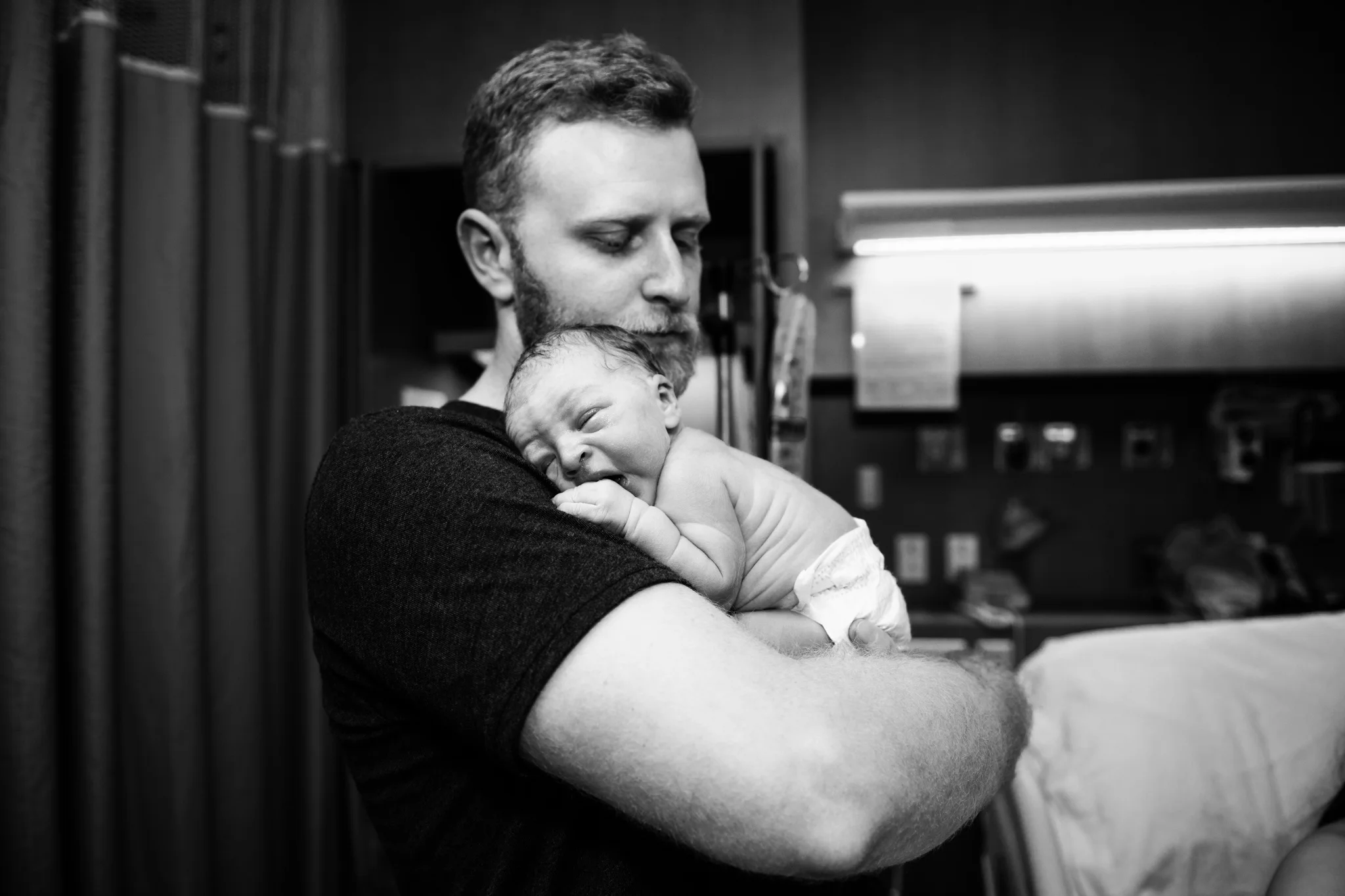 dad-holding-newborn