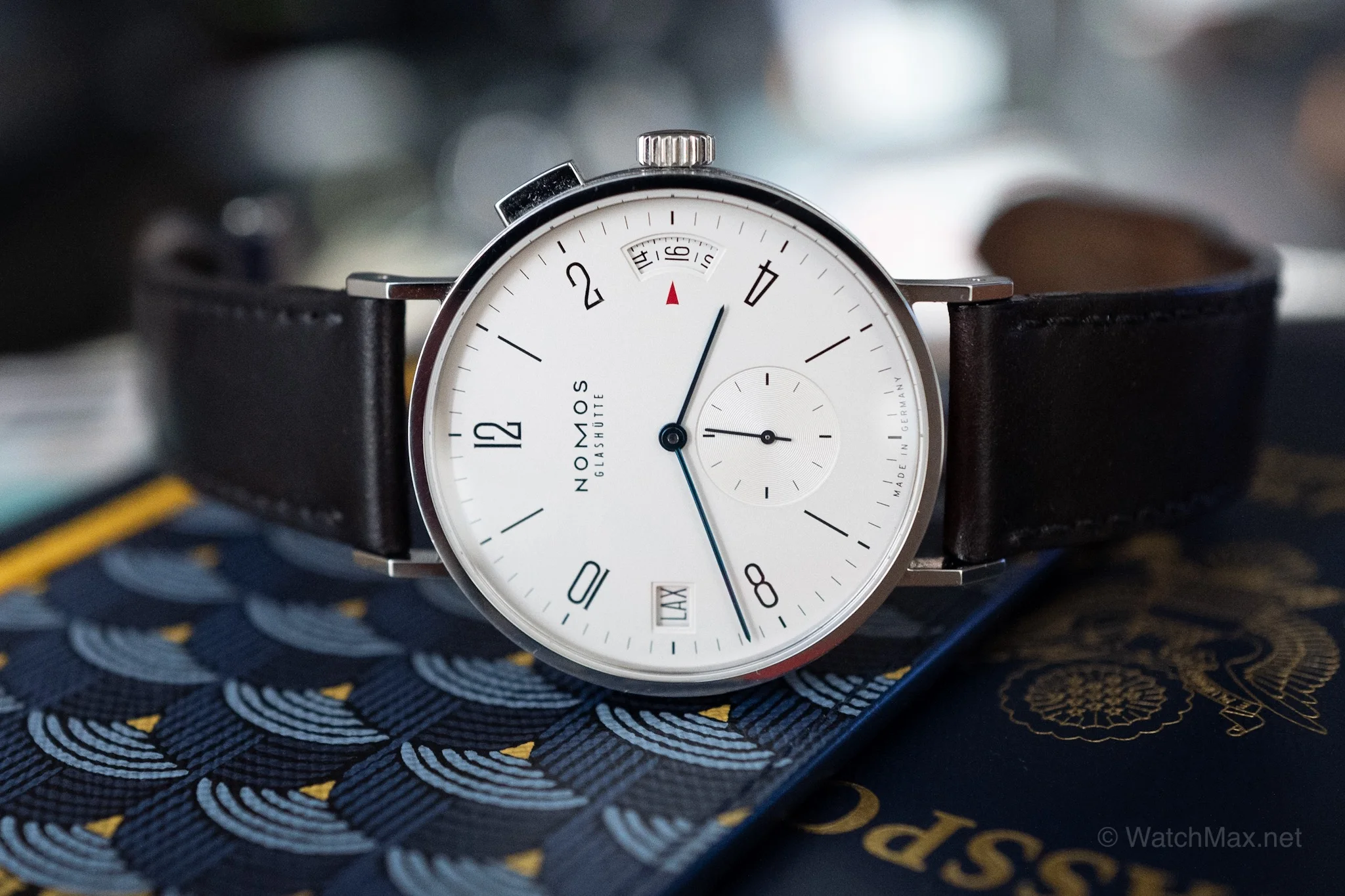 nomos-tangomat-gmt-16.jpg