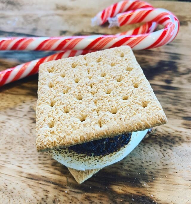 ditch the cookies santa is banking on s&rsquo;mores this year 🎅🏻🎅🏻
⠀⠀⠀⠀⠀⠀⠀⠀⠀
.
.
.
.
.
.
.
.
.
.
#smores #smore #marshmallow #jetpuffed #hersheys #chocolate #apresski #smashmallow #campfire #camping #bonfire #dessert #catering #eeeeats #tasty #go