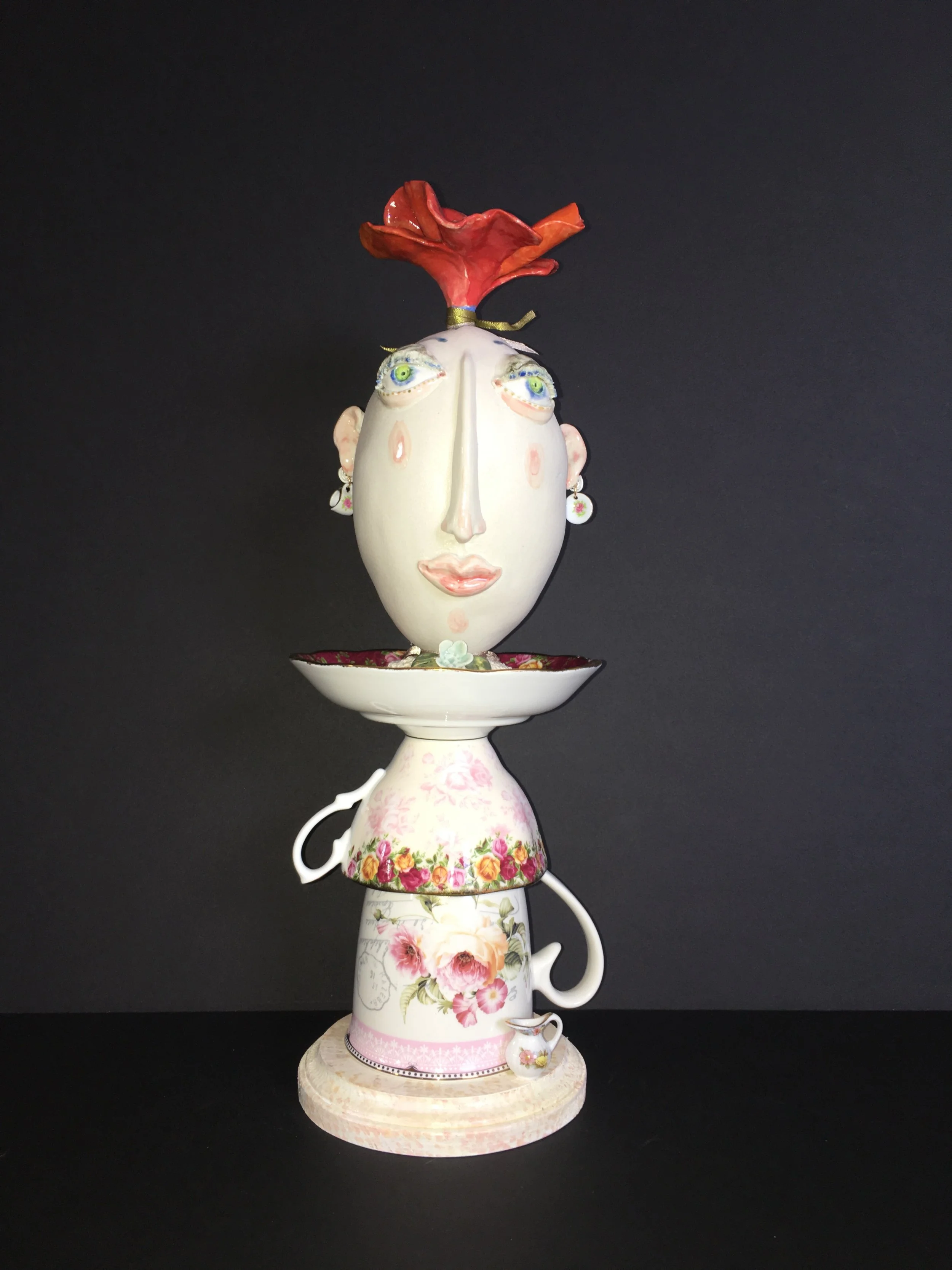 Humpty-Dumpty on the tea cup set