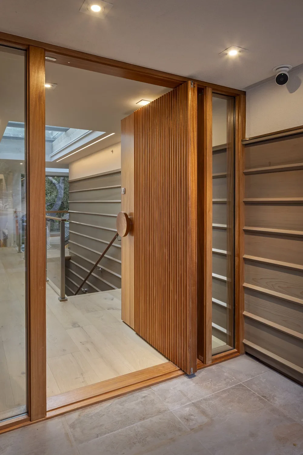 Exterior_of_Feels_Wright_House_Showing_Walkway_into_Home_With_Large_Door_With_Large_Circular_Wood_Door_Knob.webp