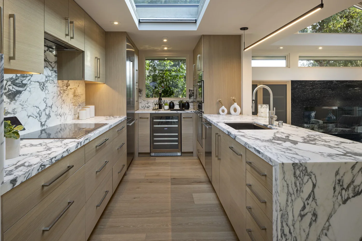 Interior_of_Feels_Wright_House_Showing_White_Black_Marbled_Countertops_and_Light_Wood_Flooring.webp