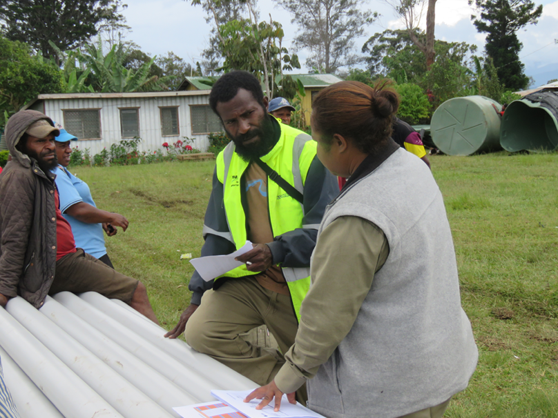 Above: Water Management Committee volunteers receiving the water tanks, latrines and materials at the Seven Day Adventist Headquarters in Tari, Hela Province. The churches organised the distribution of the tanks in order to support more rapid deliveries, and to also reduce the risk of tribal conflict.