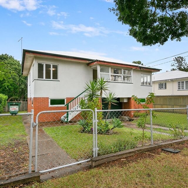 Our first open house on this property this Saturday (tomorrow) 10:00 - 10.30am, 6 Birrimba St Alderley. Perfect timing with restrictions becoming more relaxed. ⠀⠀
It's an off-market gem, renovate or detonate. Social distancing rules and restrictions 