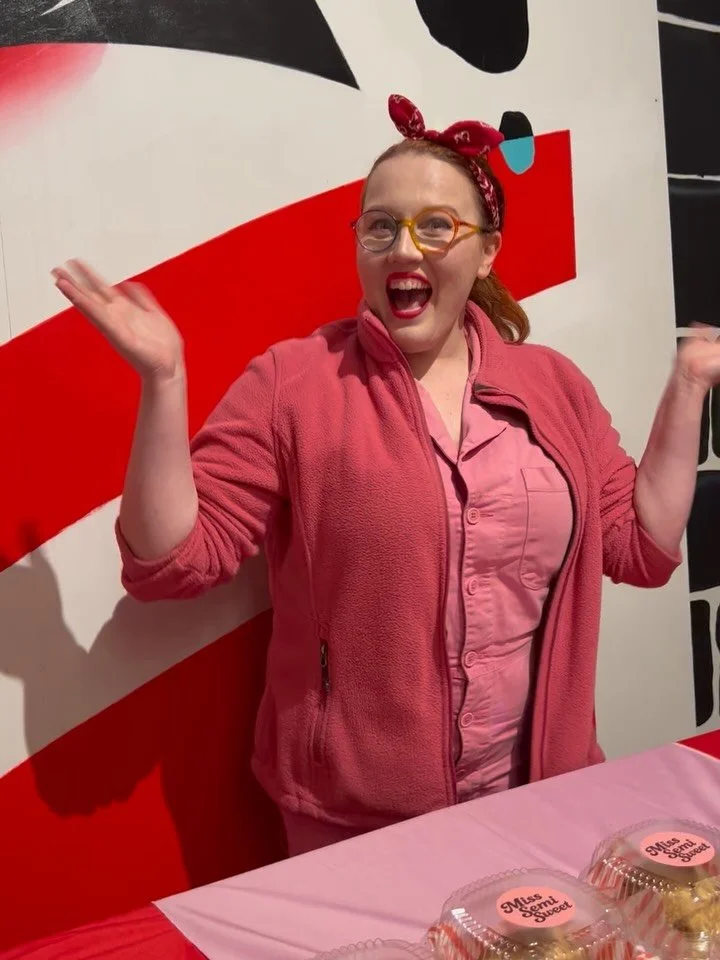 This month, @simplysarahg_ and I went to the @pioneersquare art walk, and we had the sweetest surprise of running into Morgan of @misssemisweet at her cookie pop-up in the RailSpur building! 🍪 

Morgan and I have followed each other online for a whi