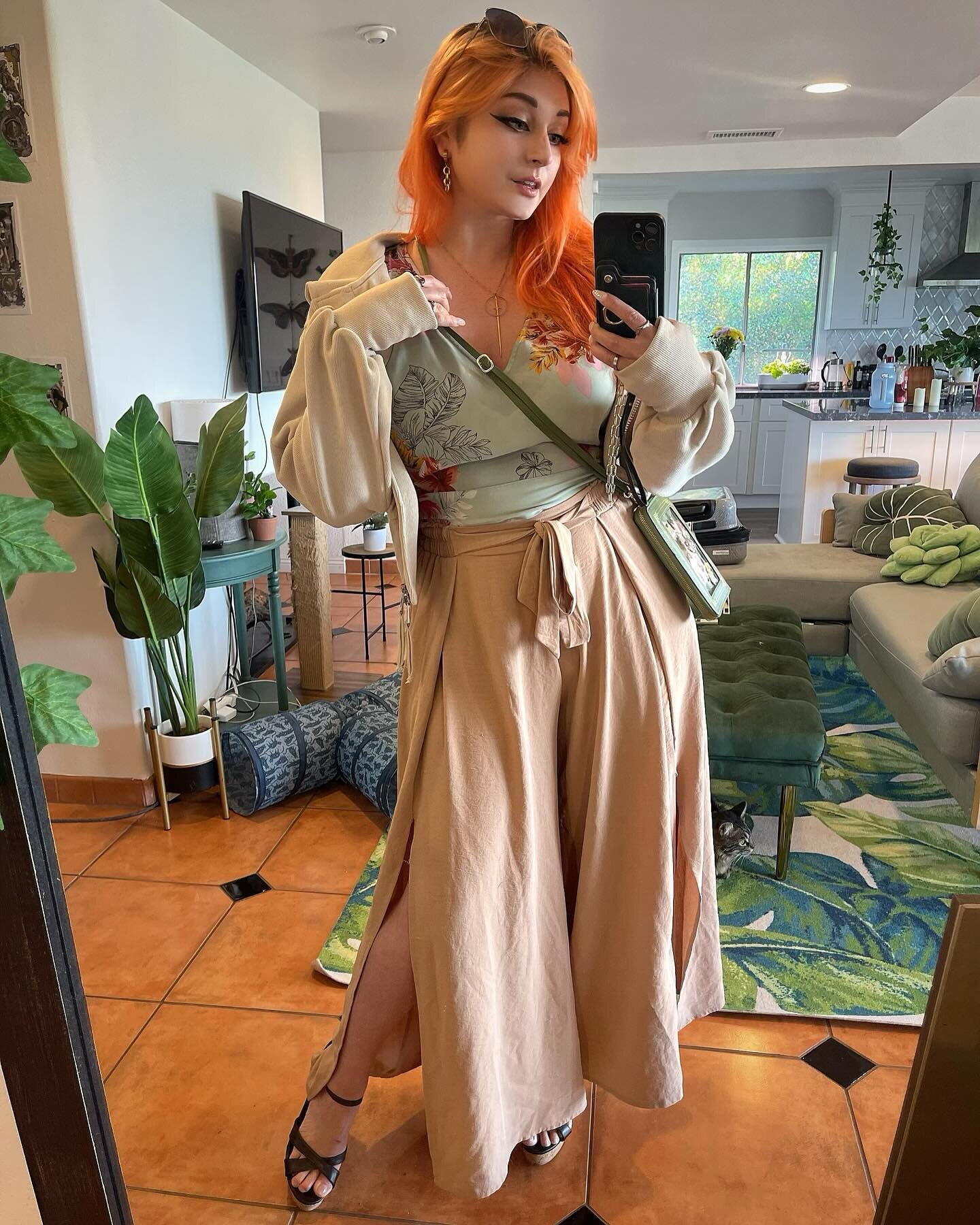 This is the most non-alt outfit I think I own now since starting to clear out my closet but I need to find cute &ldquo;she lives in the woods with the elves&rdquo; clothing vibes pls help 🌿✨
.
#dungeonsanddragons #dungeonplaylist #elves #altfashion 