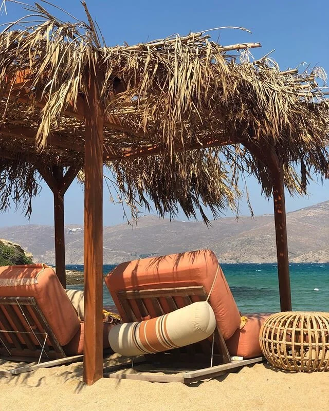 Sunny weather and some serious Cycladic decor vibes for everyone this long weekend 🇬🇷 .
.
.
#studioypsilon #studioypsilontoday #londoninteriors #interiorarchitecture #residentialdesign #londonproperties #interiorslondon #chelseainteriors  #nottingh