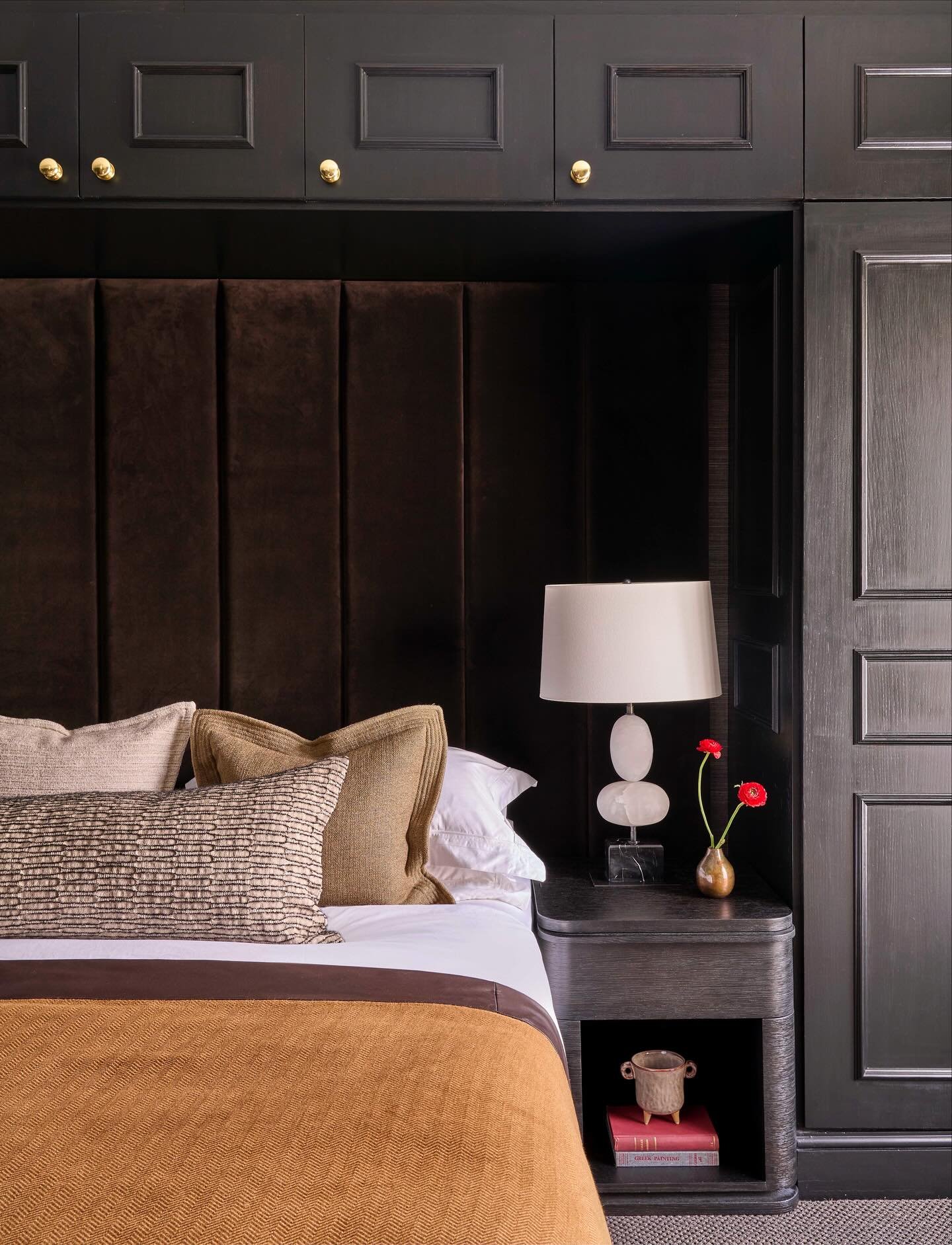 Sunday calm at our St John&rsquo;s Wood project, wrapped in a rich, autumnal palette 🍂🖤

📷: @milobrown_photography 

#studioypsilon #studioypsilontoday #interiordesign #luxuryhomes #luxuryinteriors #luxuryrealestate #modernhomes #moderninteriordes