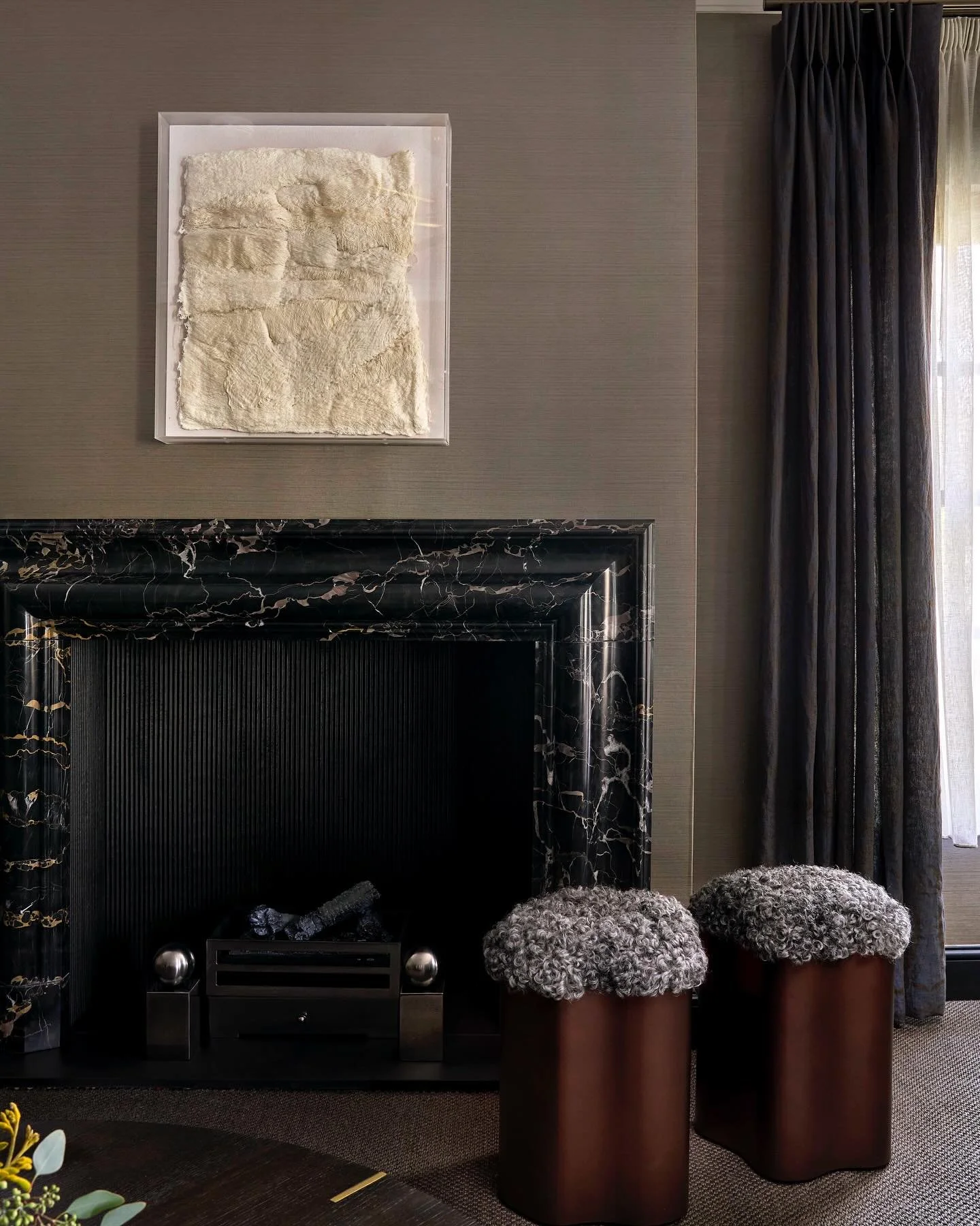 Switching from beige and neutrals to dark and rich ⚫️🟤

📷: @milobrown_photography 

#studioypsilon #studioypsilontoday #interiordesign #luxuryhomes #luxuryinteriors #luxuryrealestate #modernhomes #moderninteriordesign #interiortrends #londoninterio