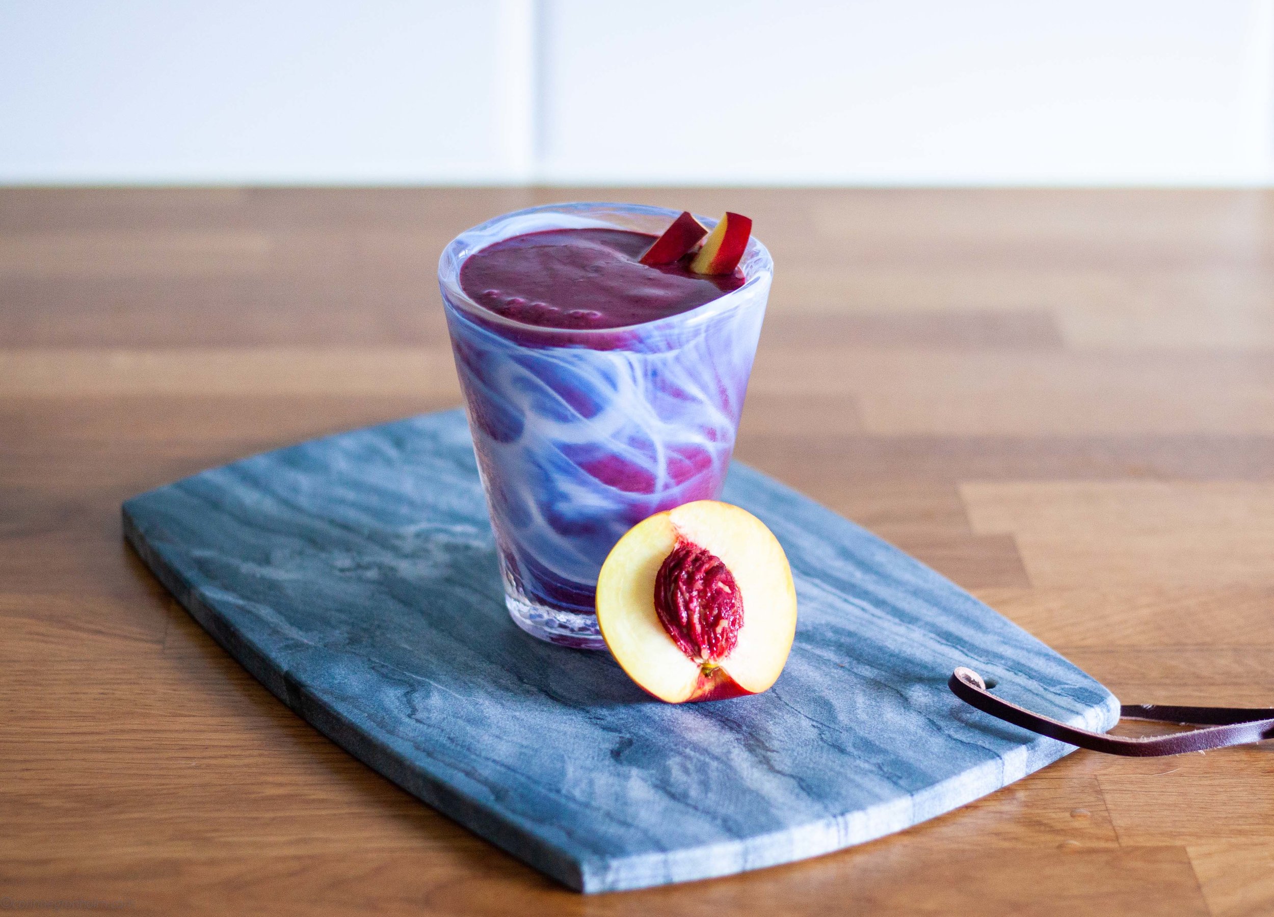 Enkel smoothie med blåbär och nektarin — Corinne Grönholm