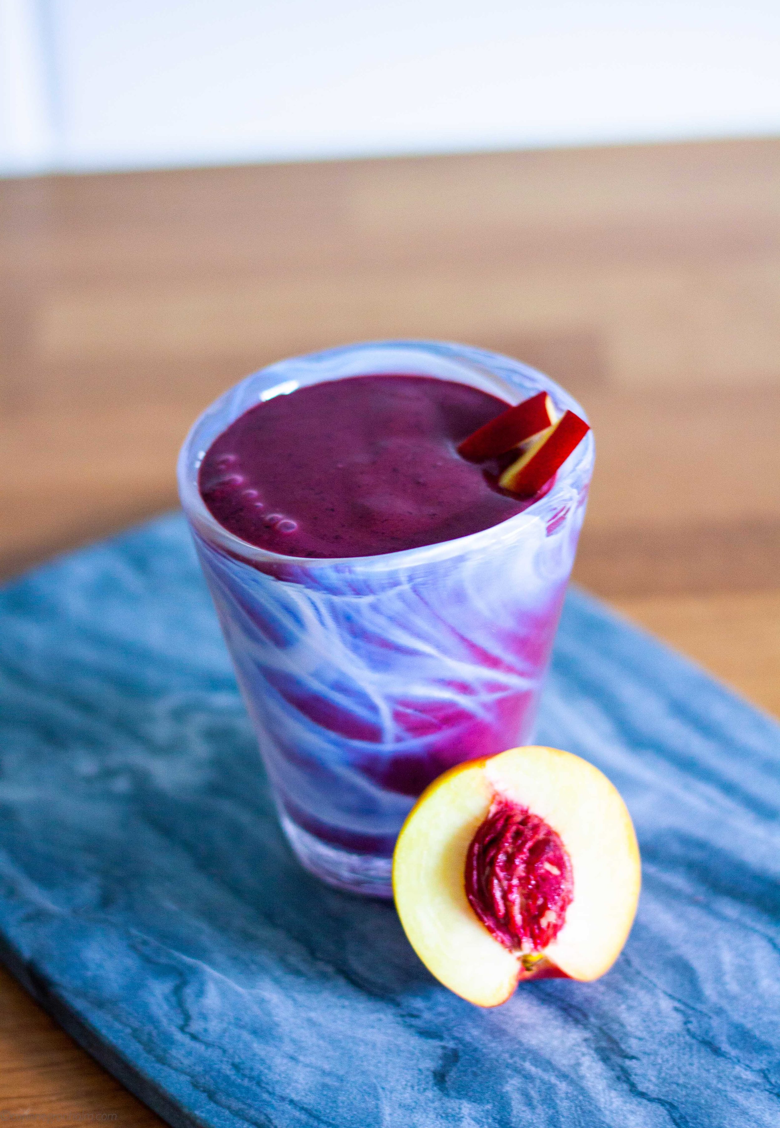 Enkel smoothie med blåbär och nektarin — Corinne Grönholm